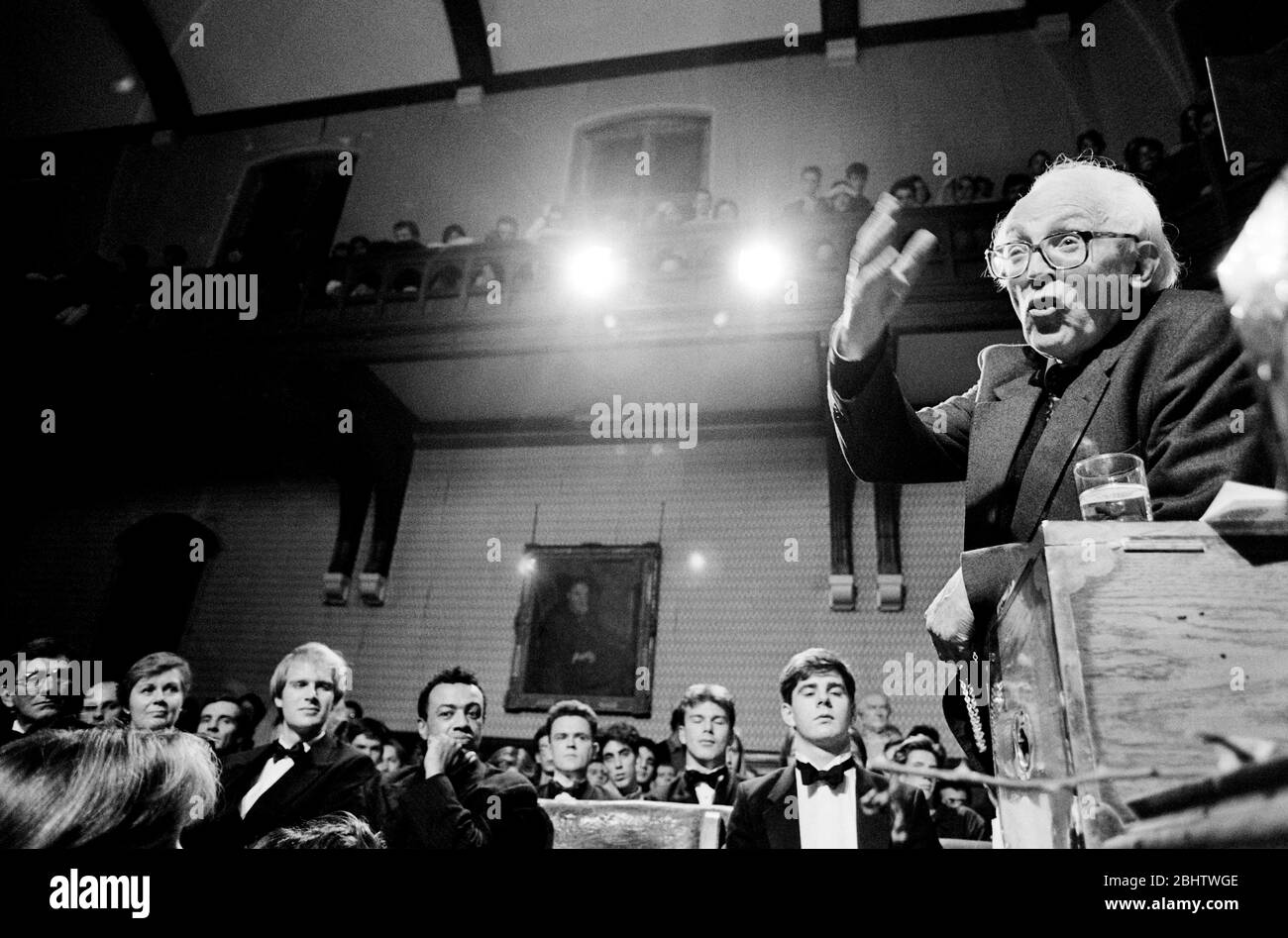 Michael Foot speaks at an Oxford Union Debate, Oxford University, 1991. Among those listening is Paul Boateng. Stock Photo