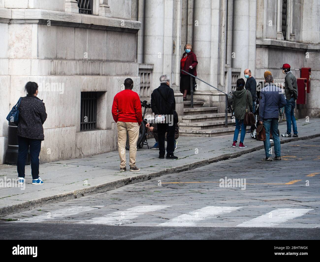 Atm queue 2020 hi-res stock photography and images - Alamy