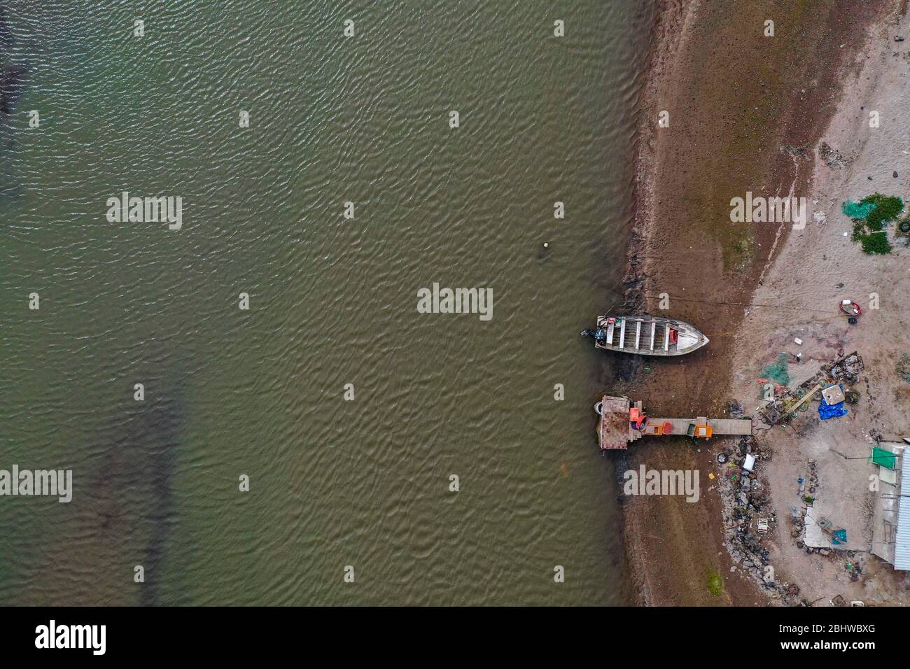 Aerial aerial view, pangas and fishing boat and austere dock on the shore of the estuary and beach of the fishing community Tastiota Sonora, Mexico. Sonora Desert, Gulf of California. Aerial shot, aerial photography. fishing nets, water channels.. vista aerea cenital, pangas y bote de pesca y muelle austero a la orilla del estero y playa de la comunidad de pescadores Tastiota Sonora, Mexico. desierto de Sonora, golfo de California. Plano cenital, fotografia aerea. redes de pesca, canales de agua, (Photo:LuisGutierrez/NortePhoto.com) Stock Photo