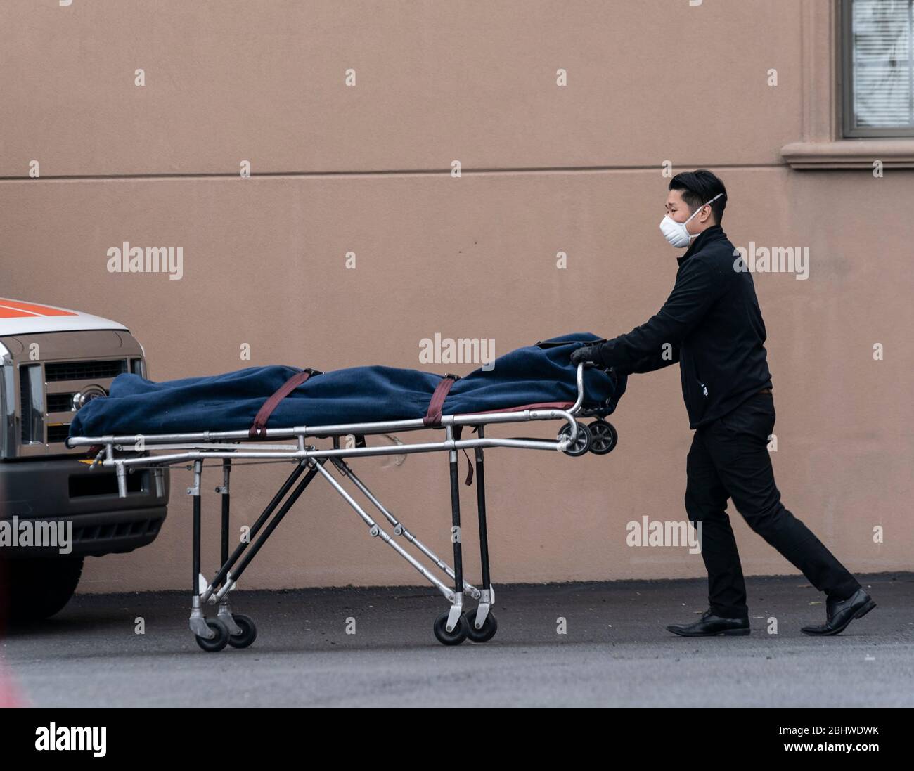 New York Ny April 27 2020 Worker Of Ralph Aievoli Funeral Home In Brooklyn Moves Dead Body Inside For Preparation Of Burial Stock Photo Alamy New York Ny April 27 2020 Worker Of Ralph Aievoli Funeral Home In Brooklyn Moves Dead Body Inside For Preparation Of Burial Stock Photo Alamy