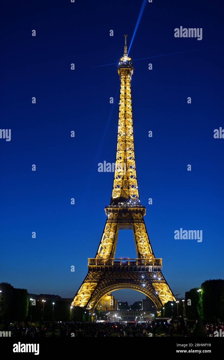 The world-famous Eiffel Tower towards Le Palais de Chaillot, Paris FR Stock Photo