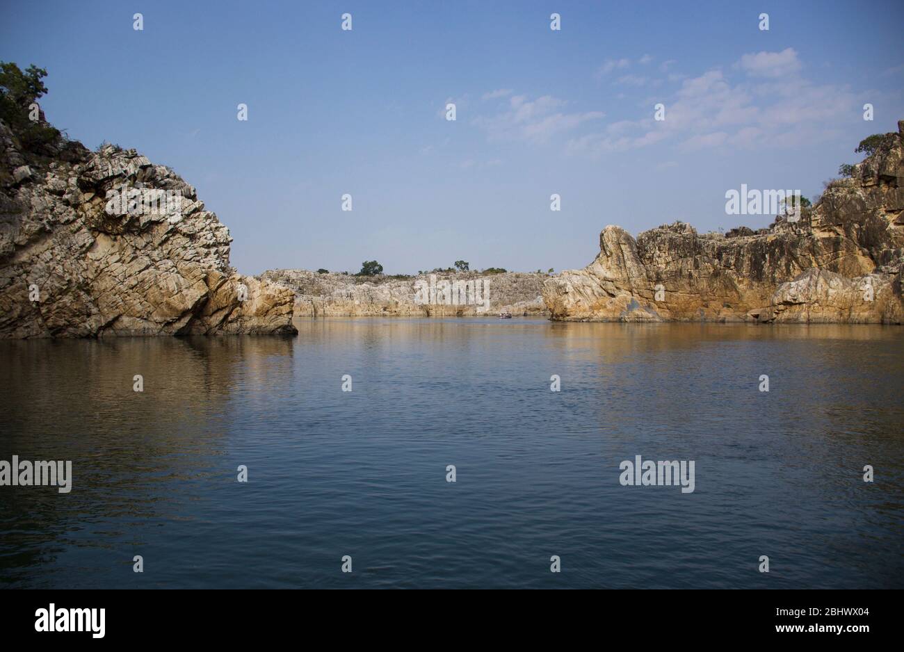 Mountains and river narmada river hi-res stock photography and images ...