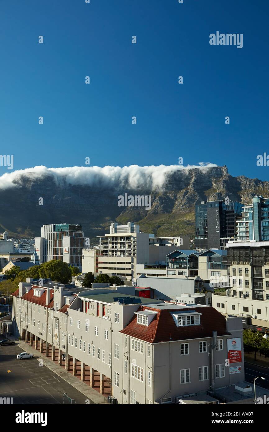 De Waterkant and Table Mountain with 'table  cloth' cloud, Cape Town, South Africa Stock Photo