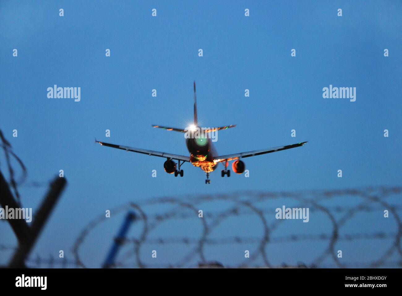 Back view passenger jet plane hi-res stock photography and images - Alamy