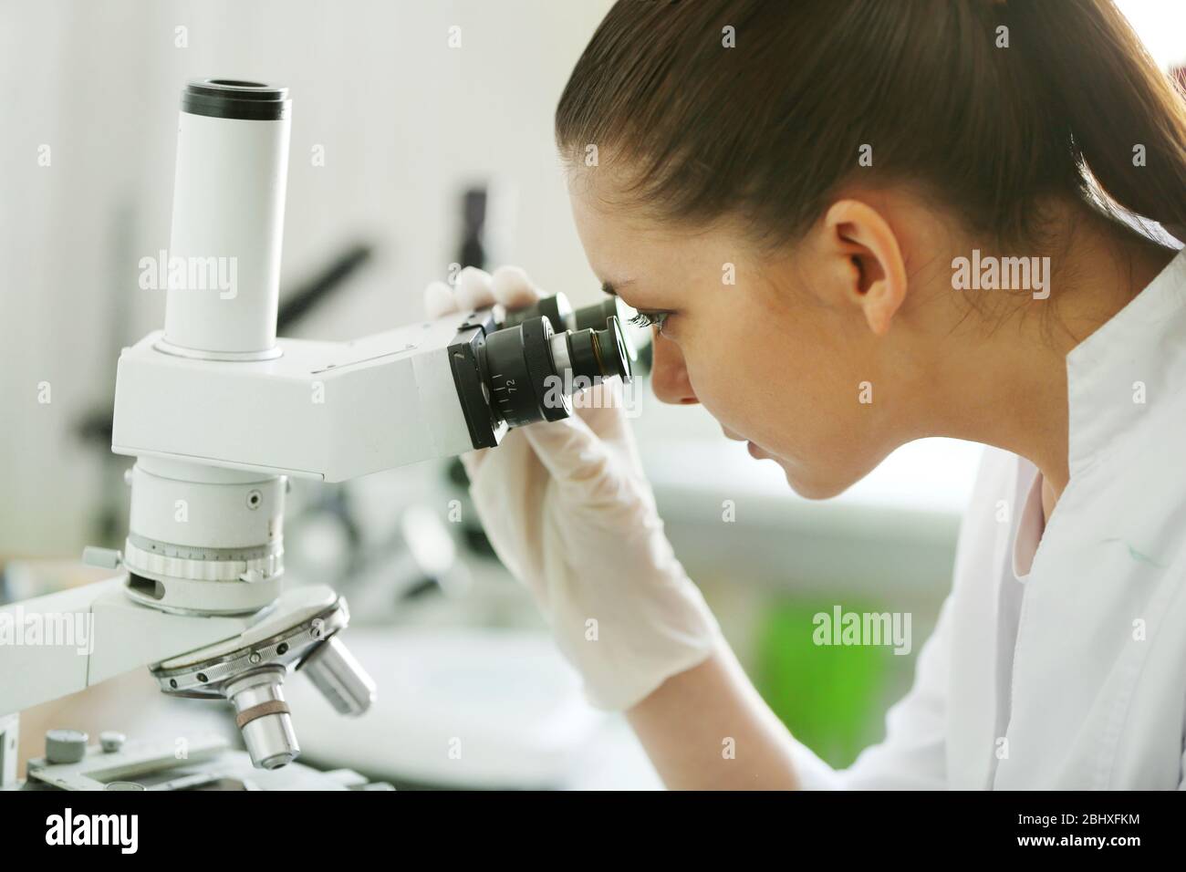 Микроскоп рассмотреть микробов. Smc 4 микроскоп. Чашка петри и микроскоп. Микроскоп для наблюдения за бактериями. Микроскоп рассмотреть микробов.