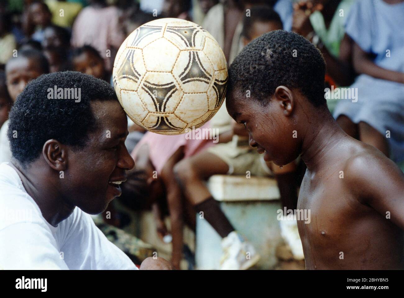 Le Ballon d'or The Golden Ball Year: 1994 - France / Guinea Director: Cheik  Doukouré Salif Keita, Aboubacar Sidiki Sumah Stock Photo - Alamy