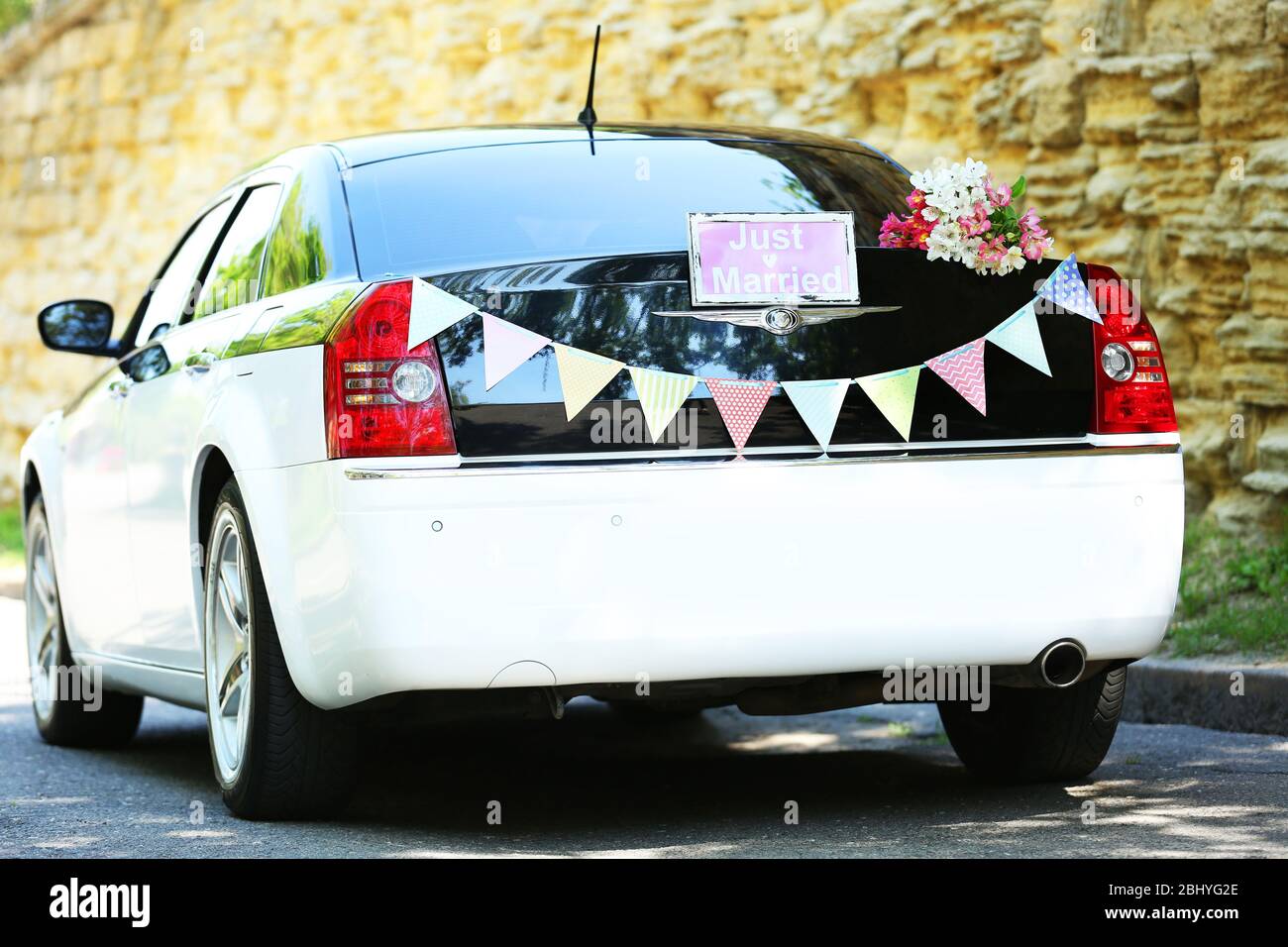 Bouquet flowers on wedding car hi-res stock photography and images - Page 5  - Alamy, image size:1300x956
