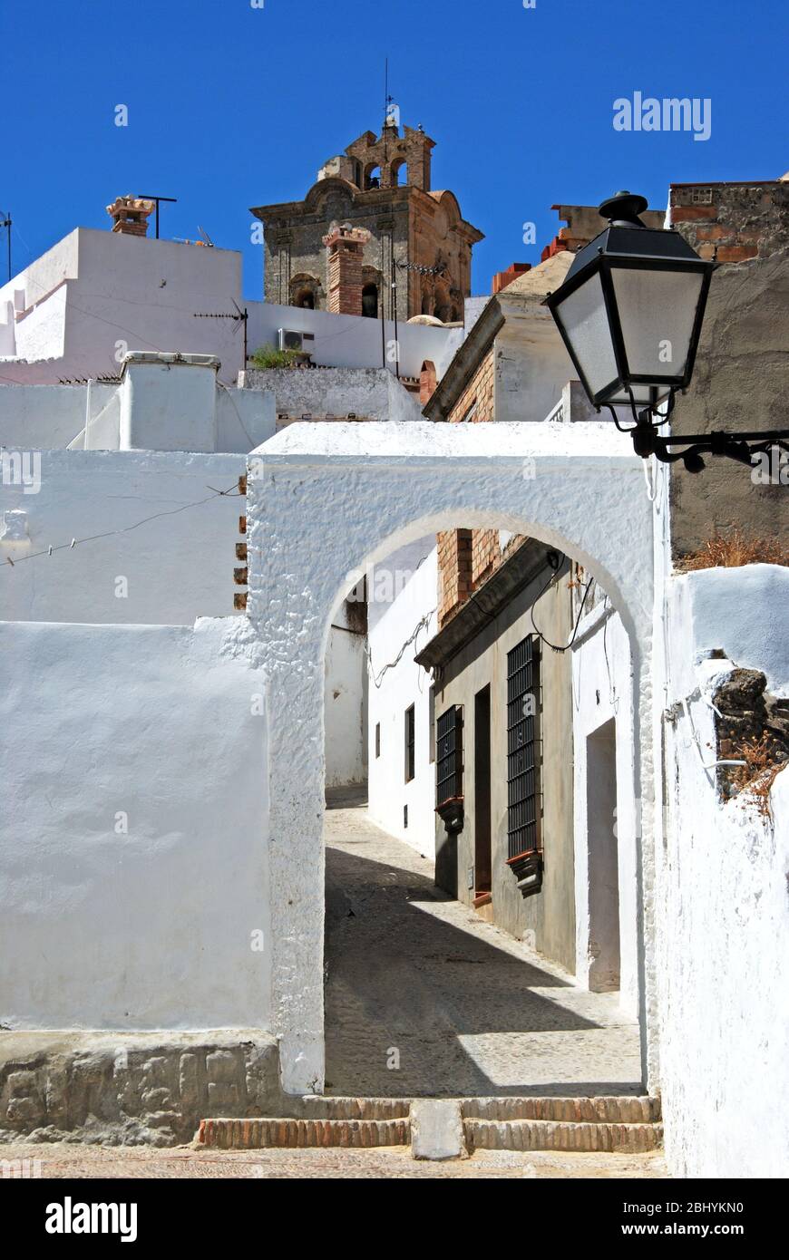 Whitewashed buildings in front of the Iglesia de San Pedro (St Peters Church), Arcos de la Frontera, Andalucia, Spain. Stock Photo