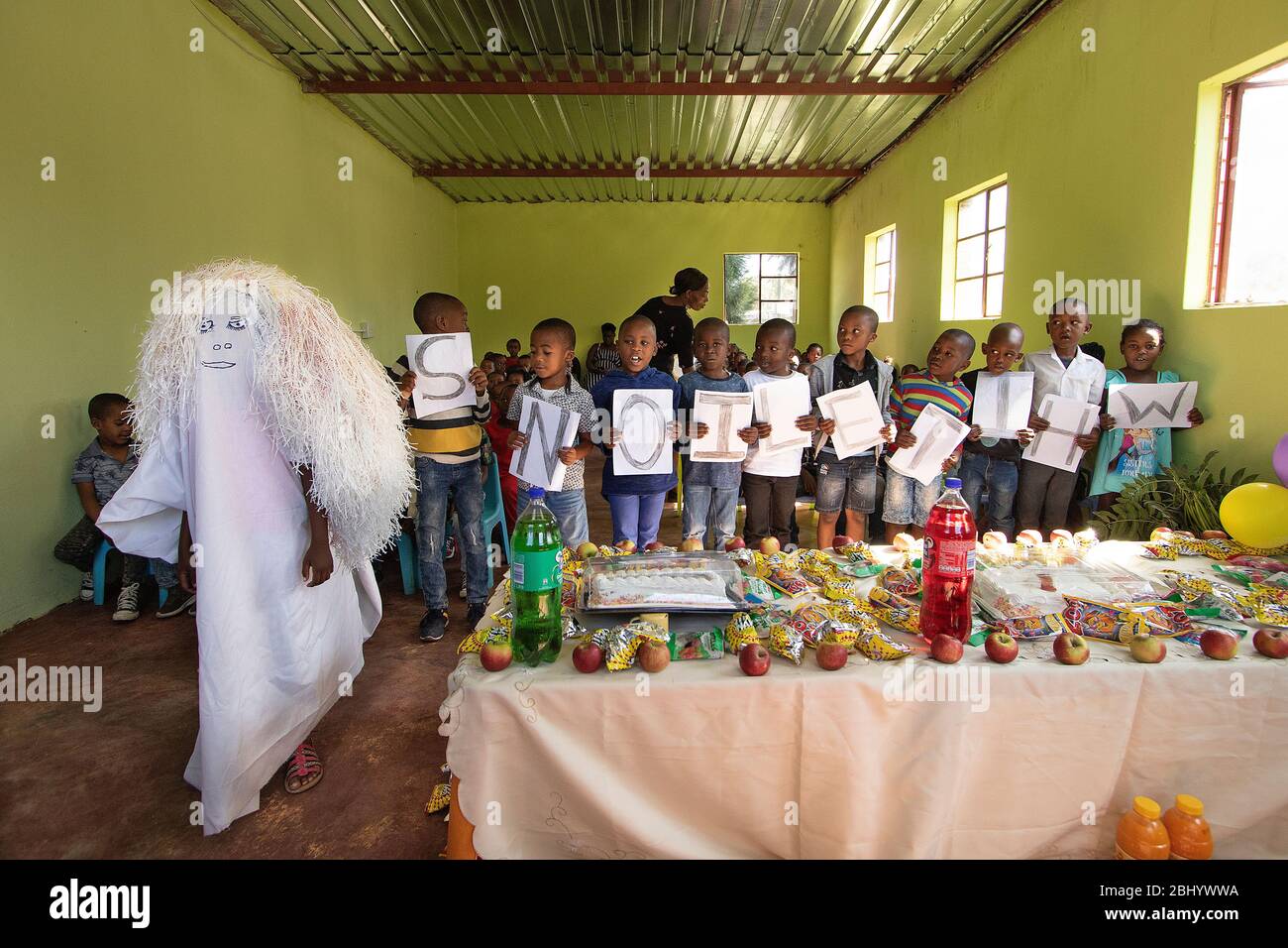 Volunteers of Global White Lion Protection teaching to the students the importance of white lions conservation.  Timbavati Game Reserve, South Africa Stock Photo