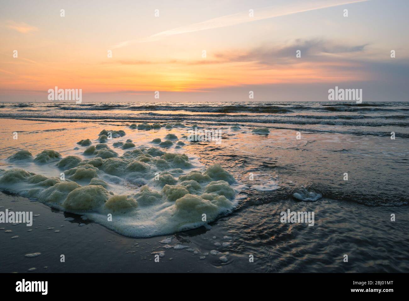 Sea foam on the beach hi-res stock photography and images - Alamy