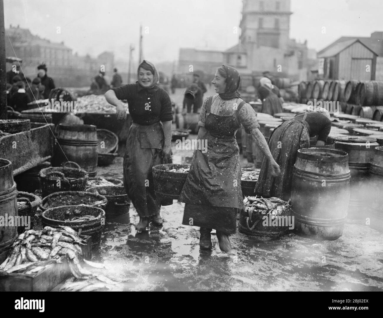 Scotch lassies engaged in curing kippers at Douglas , on the Isle of Man - September 1916 Stock Photo