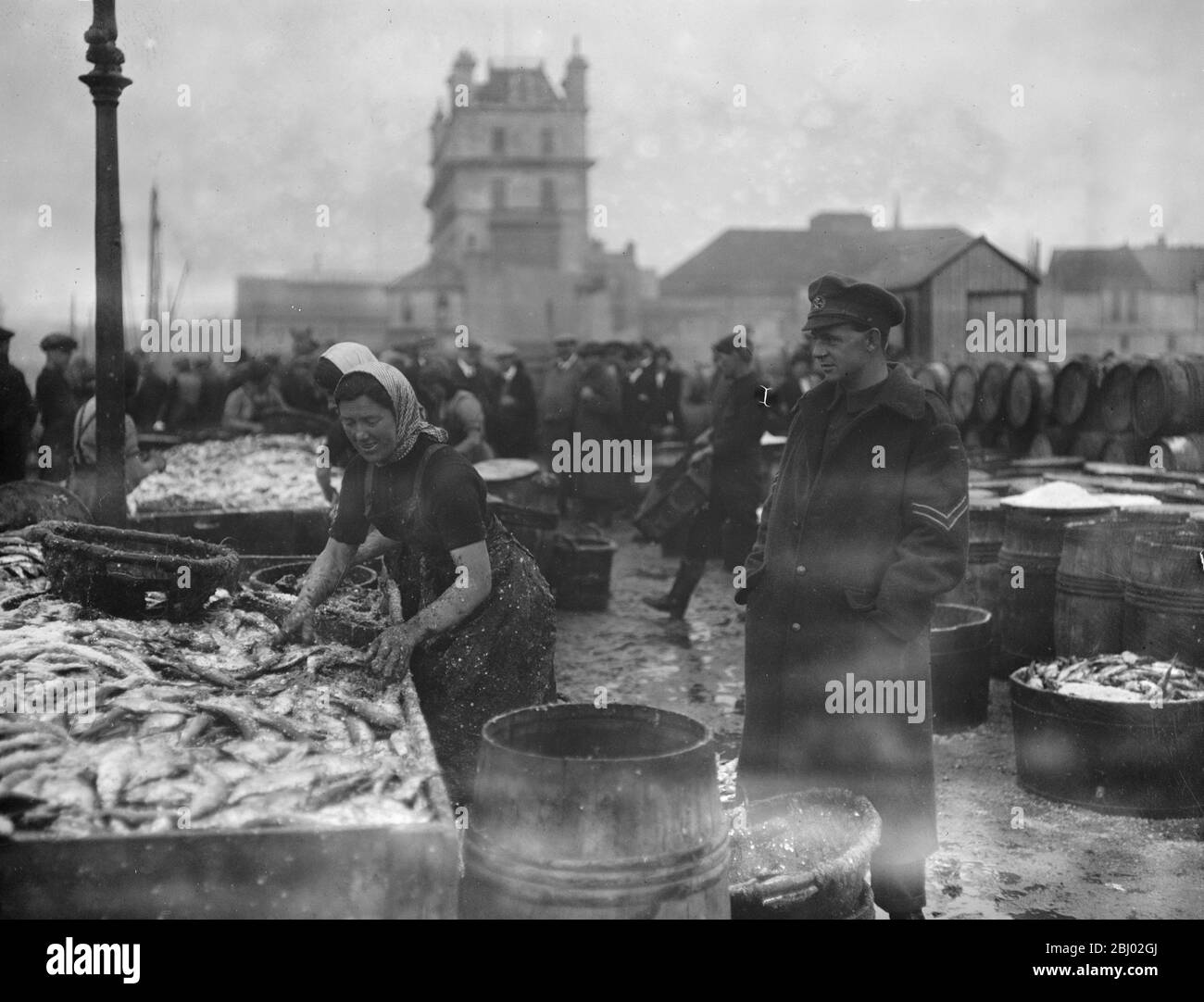 Scotch lassies engaged in curing kippers at Douglas , on the Isle of Man - September 1916 Stock Photo