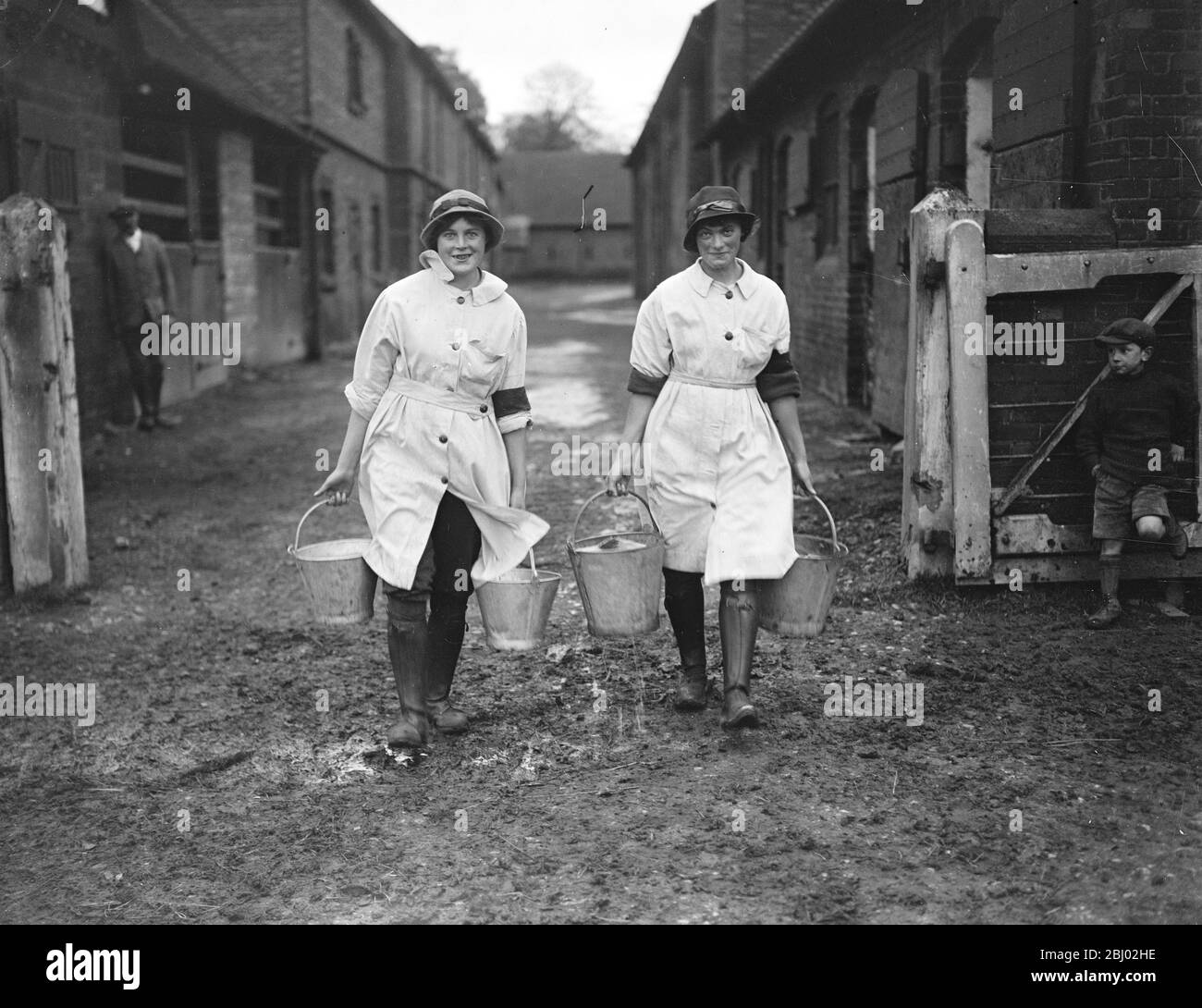Girls on national service on the Duke of Westminsters Estate at Eaton Park , Chester - 17 November 1917 Stock Photo