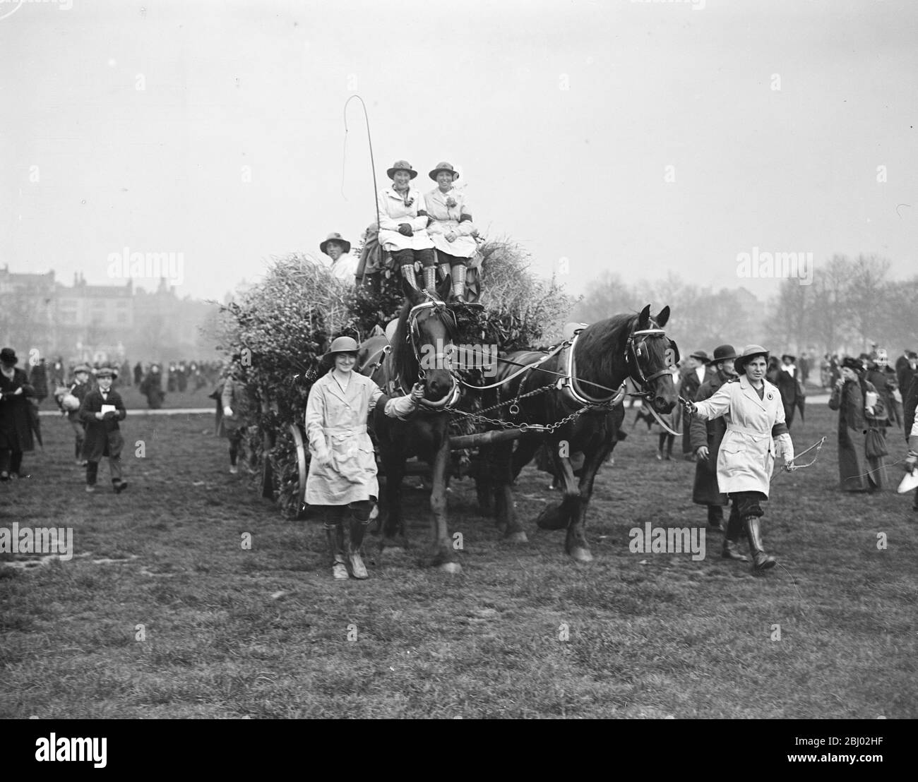 Womens land rally in Hyde Park - Land girls arriving in Hyde Park with wagons - 20 April 1918 9 July 1926 Stock Photo