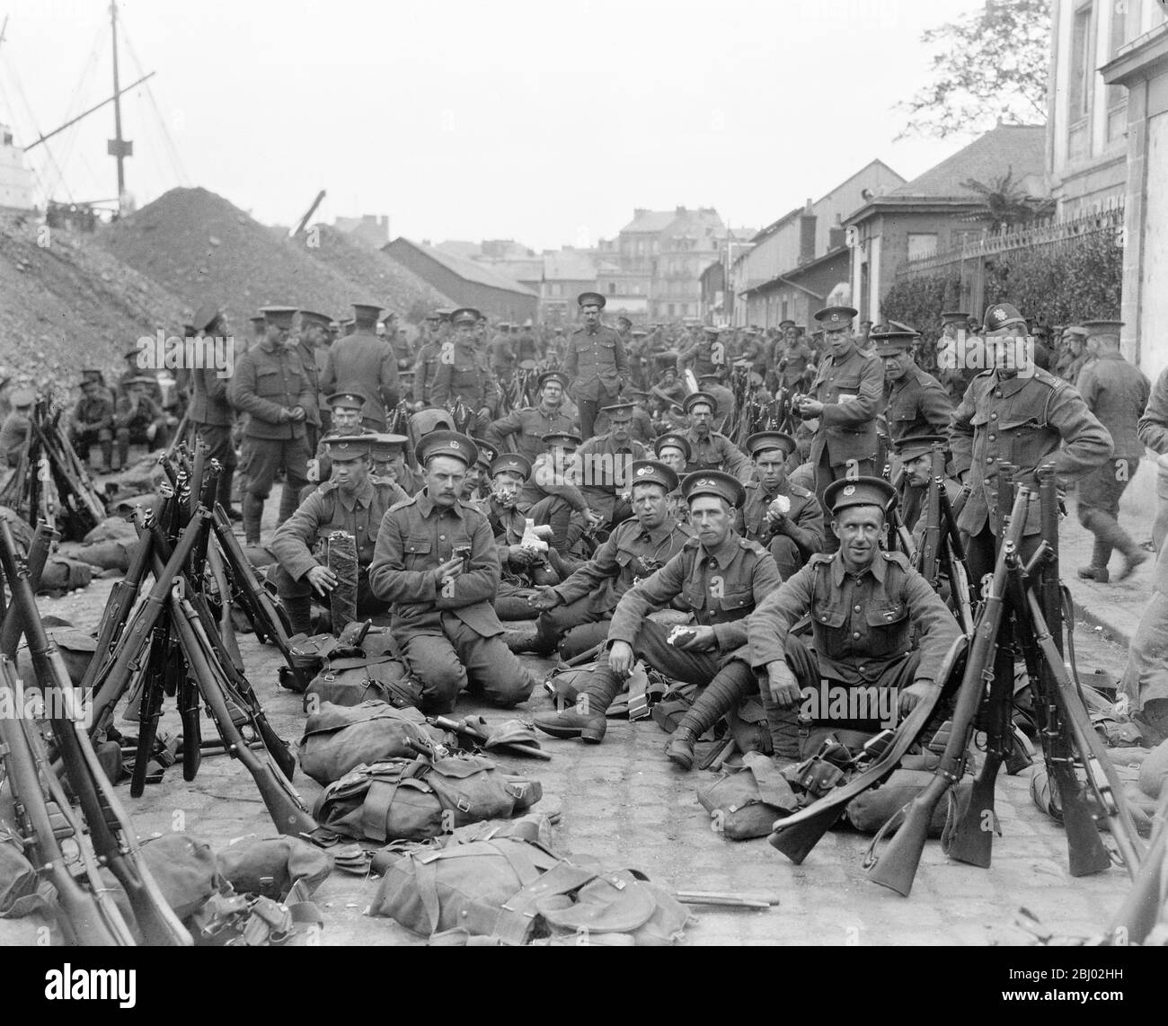 Great War - British Infantry in a street in France - having a meal - 1918 Stock Photo