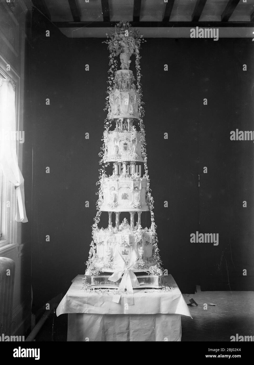 Wedding of the Duke of Kent and Princess Marina . - The Royal wedding cake , by McVitie and Price , 9 feet high and weighing some 800 lbs , the four tiers are separated by solid silver pillars , its style semi grecian . Stock Photo