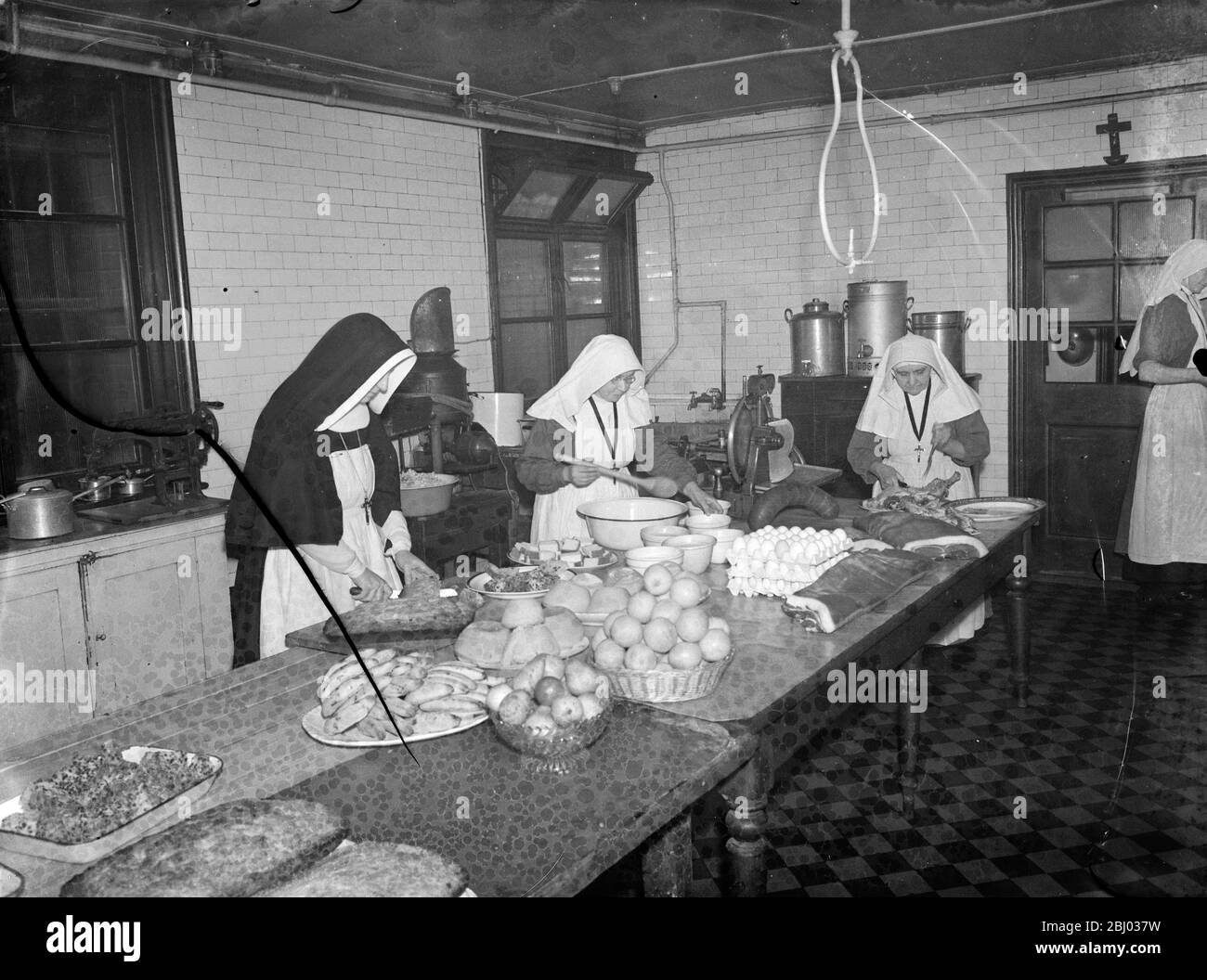 Nuns cook for First Aid Parties at the Kensington Convent , London . - Photo shows then nuns in the kitchen . - 1939 Stock Photo