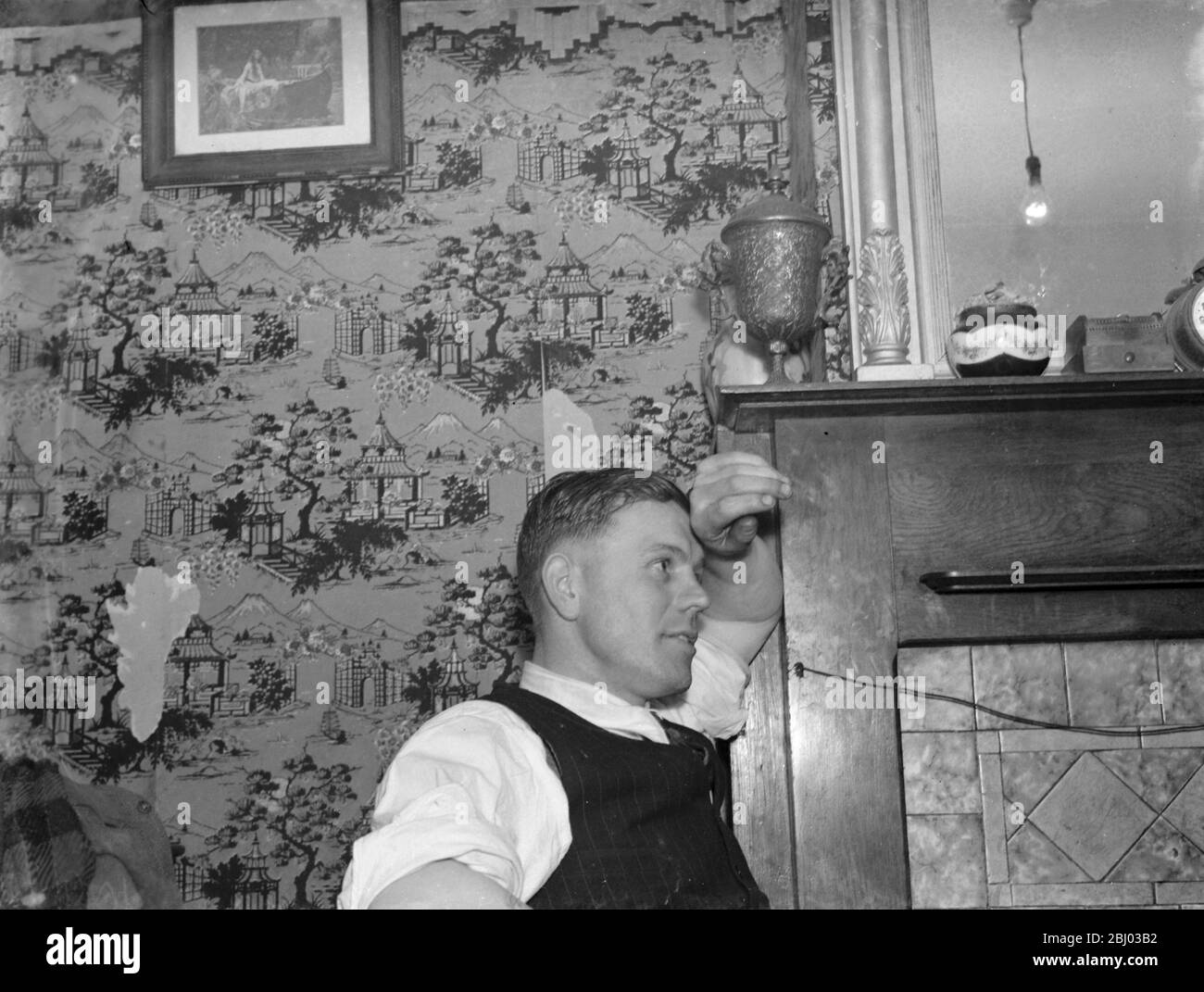 Mr Pope (left) whose daughter , Dorothy Pope , went missing and was found following a police search . They family are from Northcray , Kent . - 1939 Stock Photo