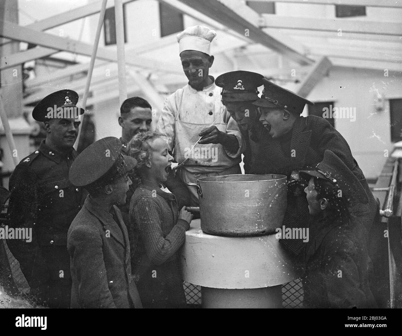 Lancashire fusiliers to spend Christmas afloat - puddings as consolation . - Tasting the Christmas pudding on board the Dorsetshire at Southampton . - 12 December 1935 Stock Photo