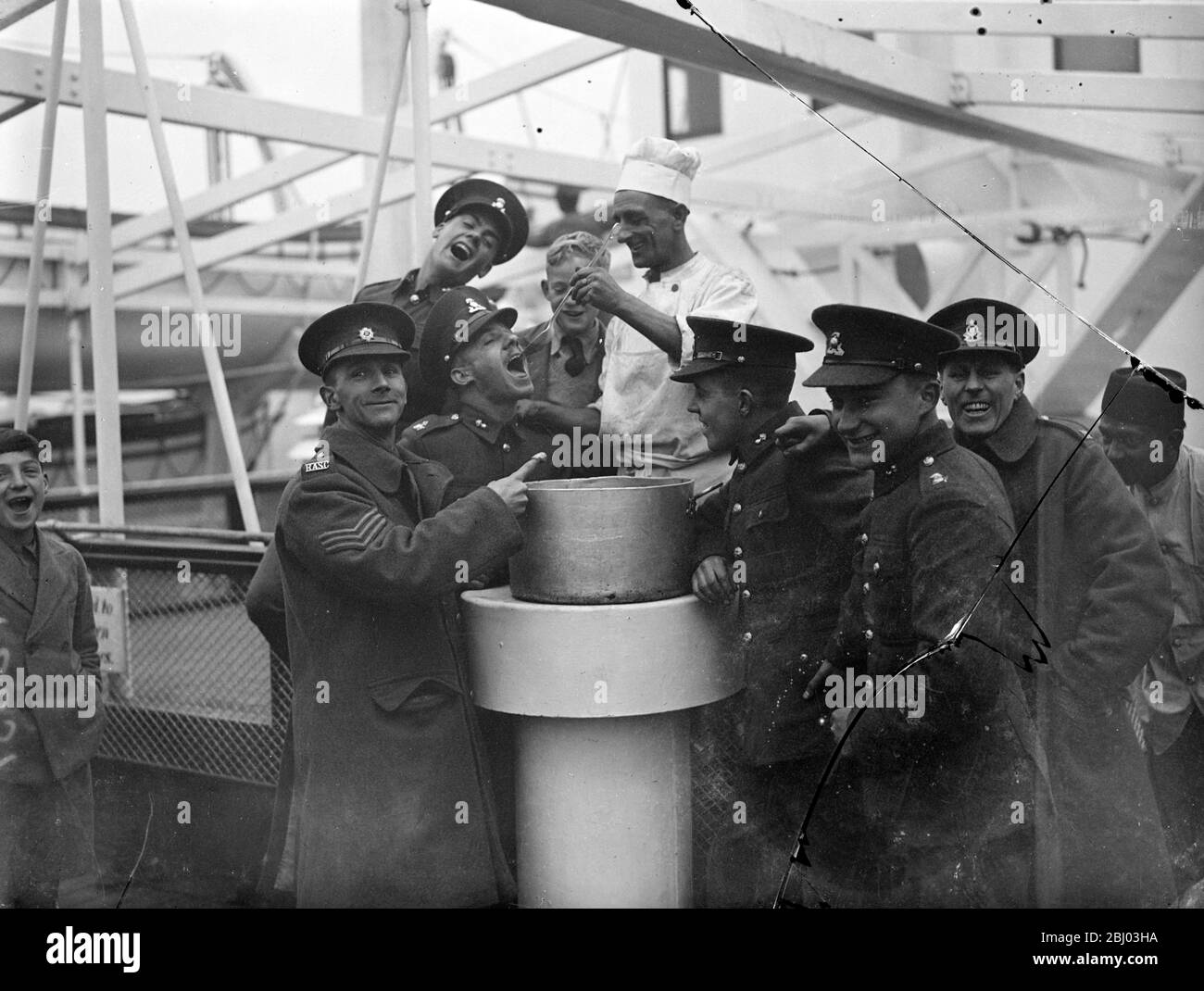 Lancashire fusiliers to spend Christmas afloat - puddings as consolation . - Tasting the Christmas pudding on board the Dorsetshire at Southampton . - 12 December 1935 Stock Photo