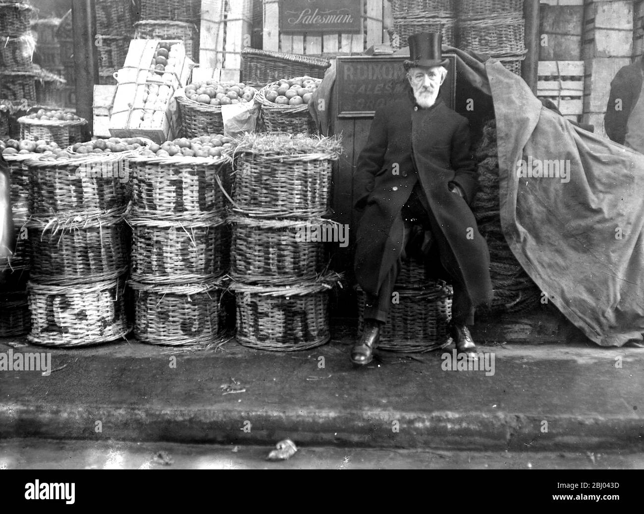 The potato shortage - Salesman at borough Market advertises the shortage. - 24th Feburary 1917 Stock Photo