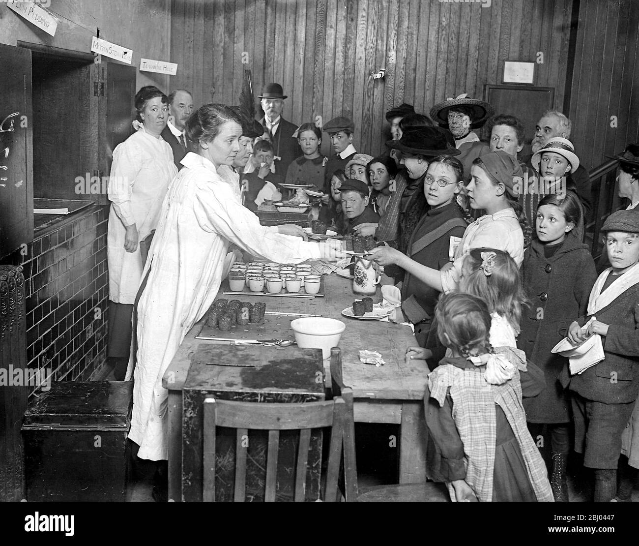 Communal kitchen at Hammersmith in Great War - May 1917 Stock Photo