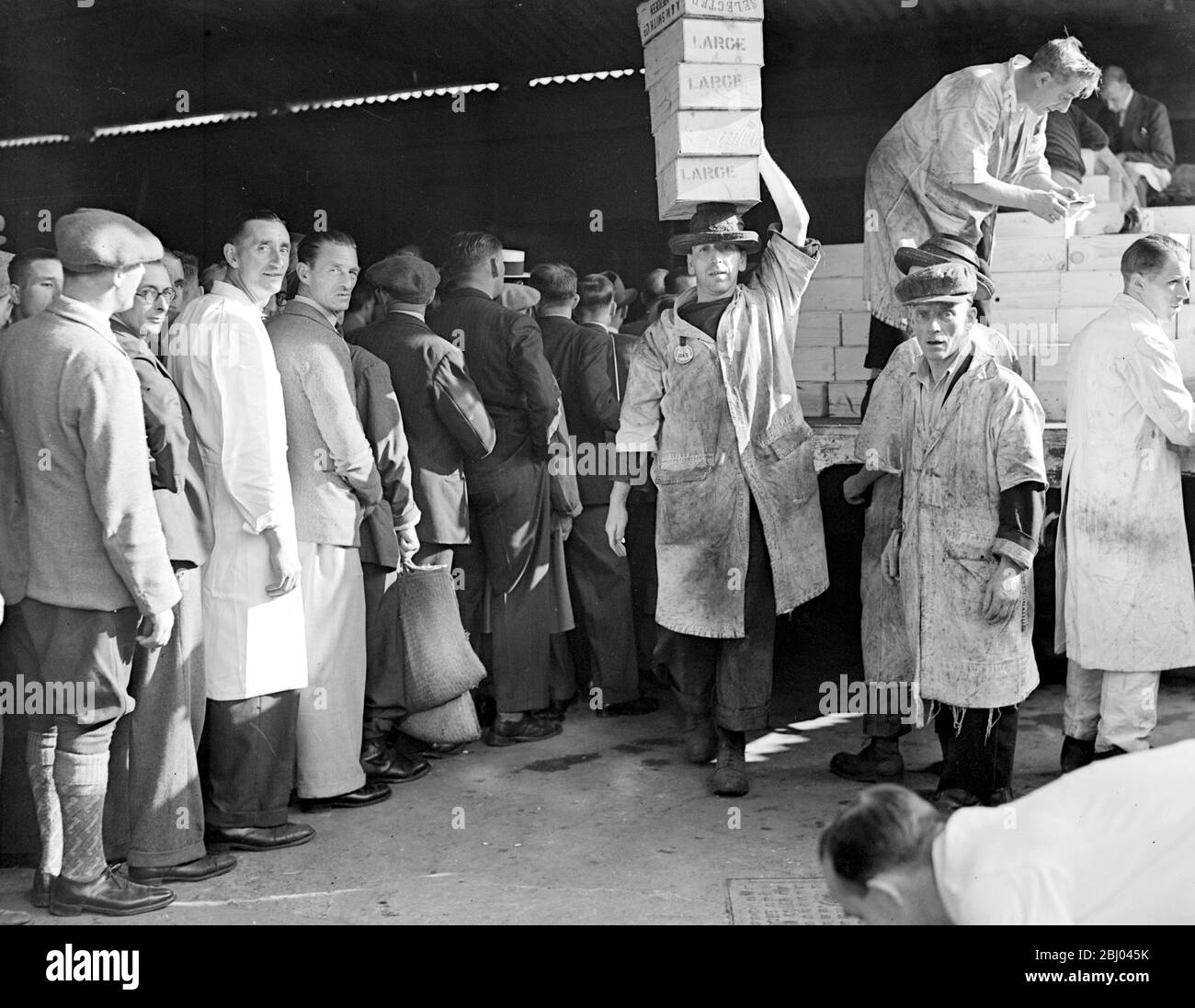 War Crisis, 1939. - Air Raid precautions - The scene at Epson, where part of Billingsgate Fish Market was carried on, part of the scheme of safeguarding London's food supplies. - 8 September 1939 Stock Photo