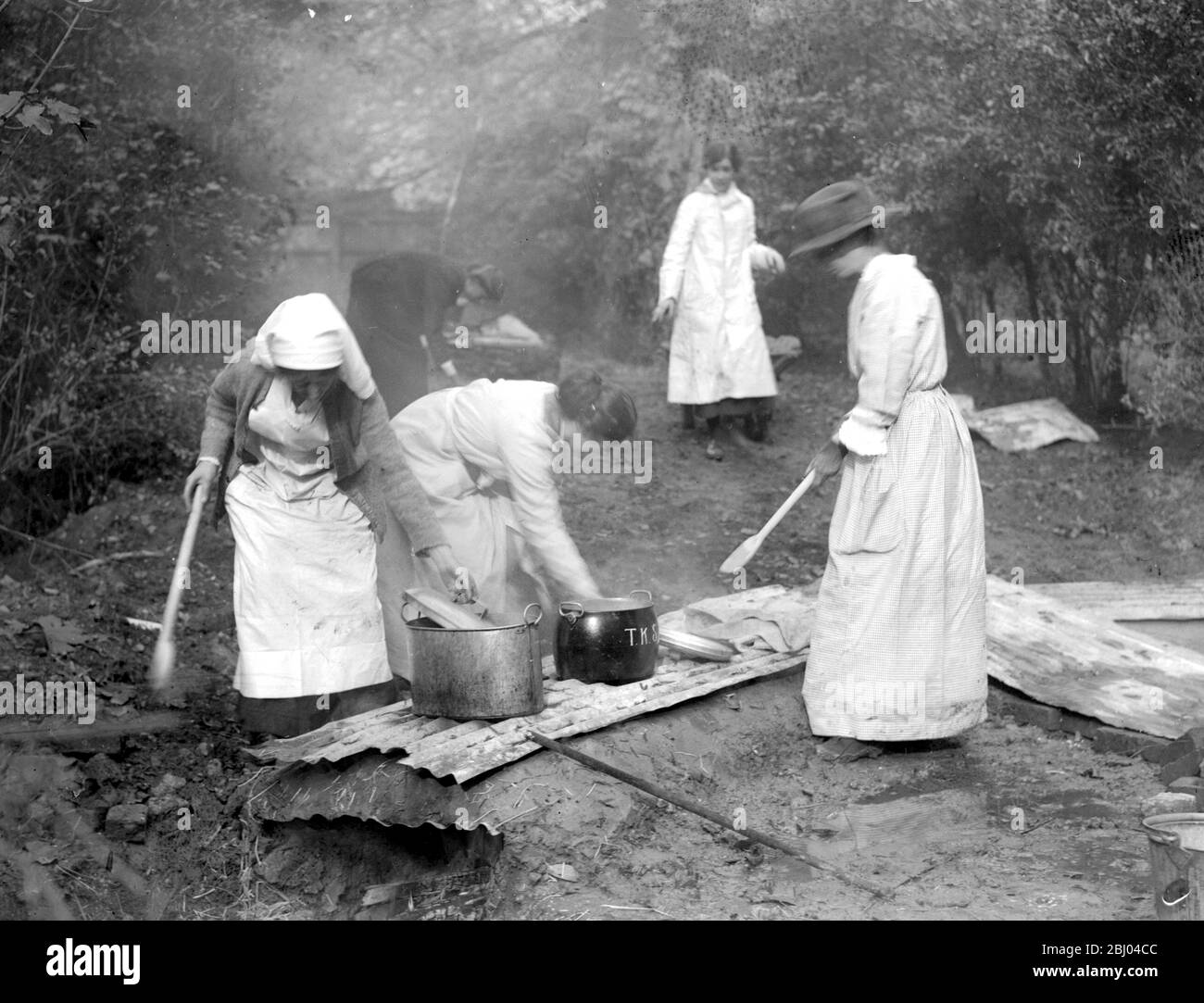 Trench cookery at King's College for women Campden Hill. - 1914 - 1918 Stock Photo