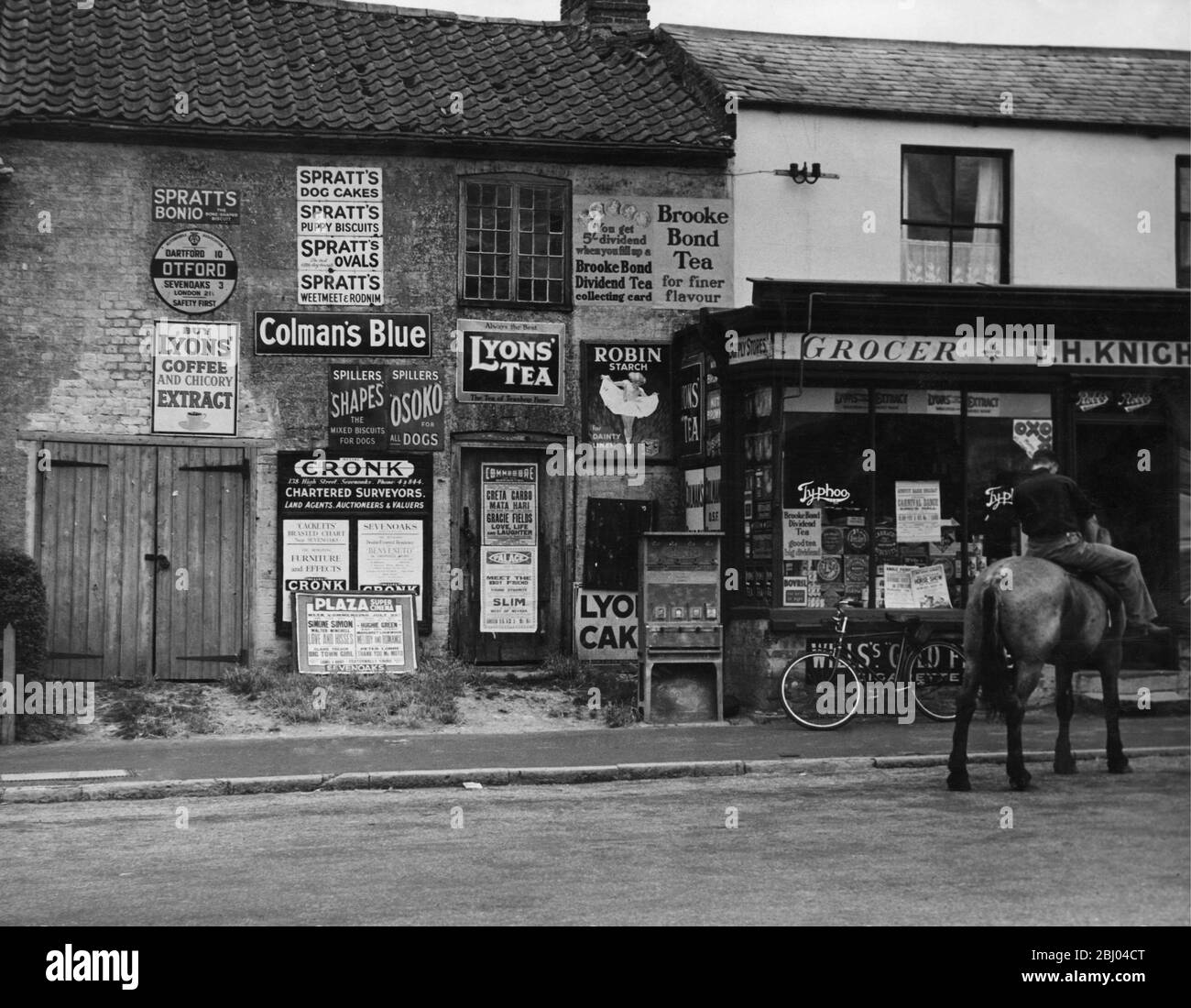 Local grocer's shop in the village of Otford, Kent. 1930's - Stock Photo