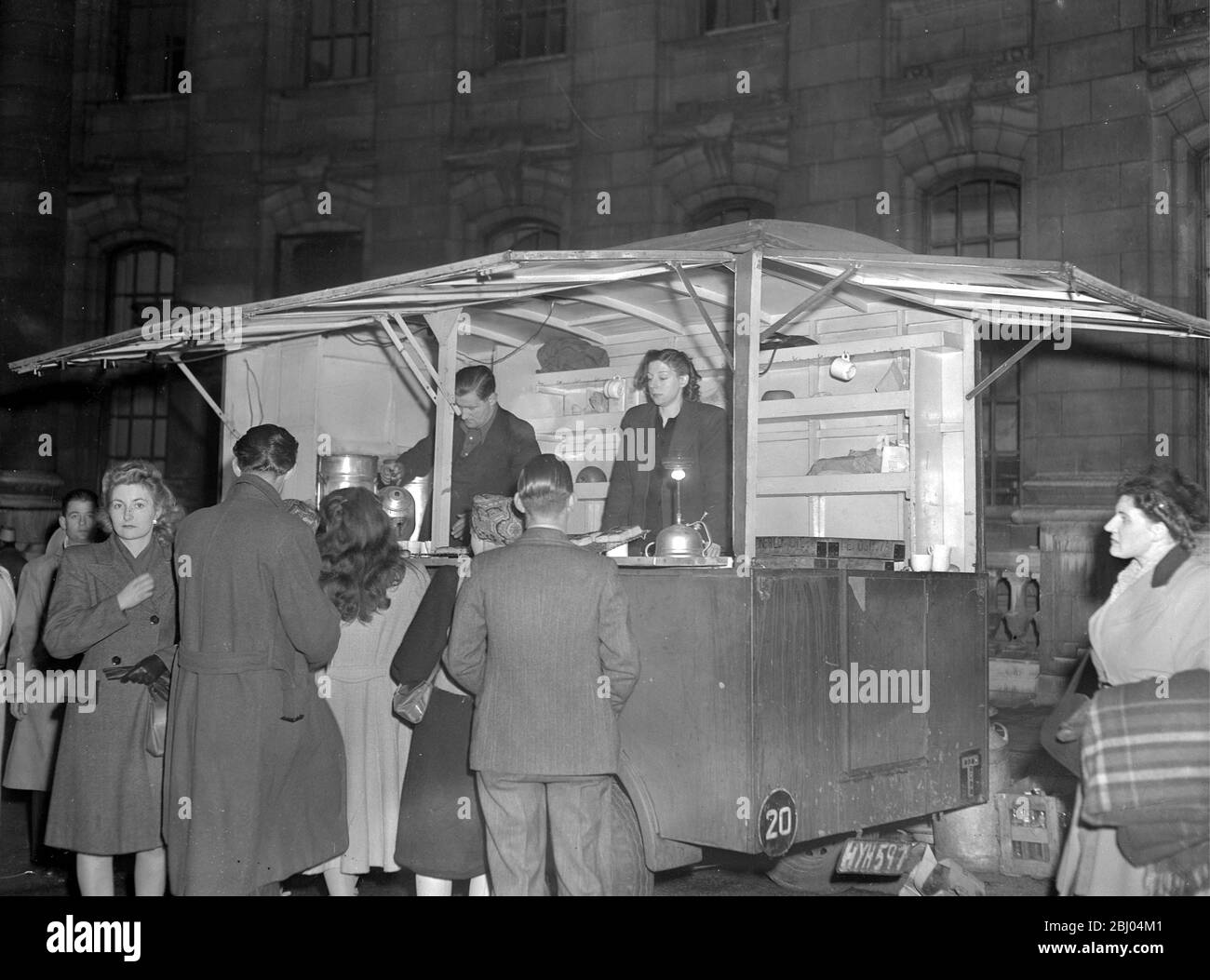 Royal Wedding. - One of the most popular spots for the crowds who decided to brave the weather and make sure they would get a good view of the Royal Wedding was this coffee stall one of many which was serving food and drinks near the Admiralty Arch. - 20 November 1947 Stock Photo