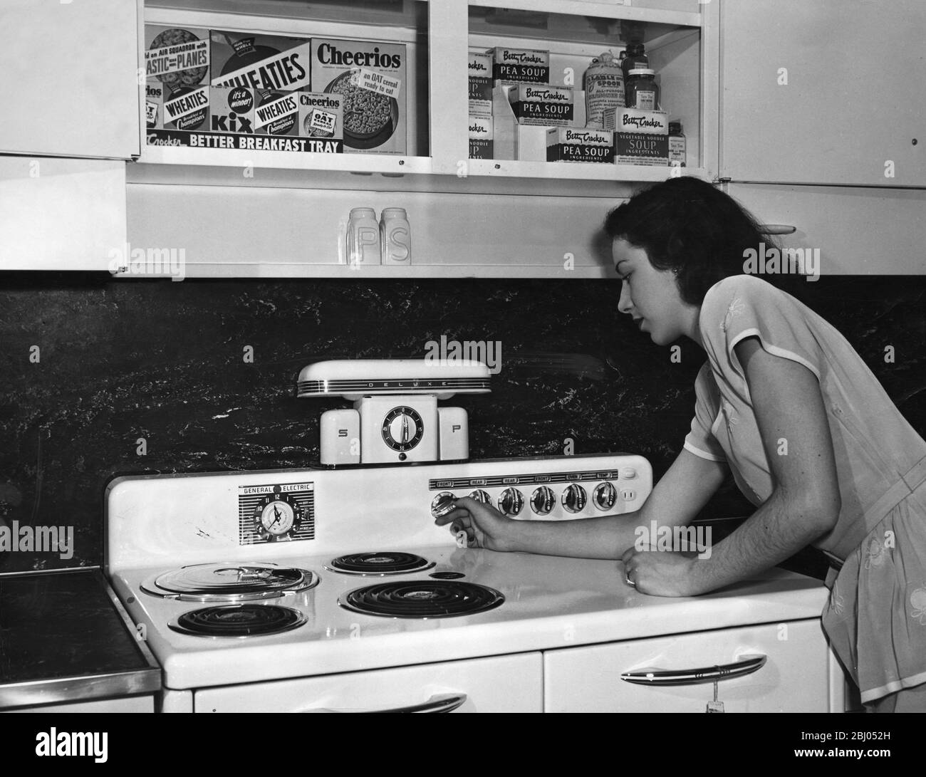 USA 1946. Electric stove and oven with adjustable heat and timer. Stock Photo