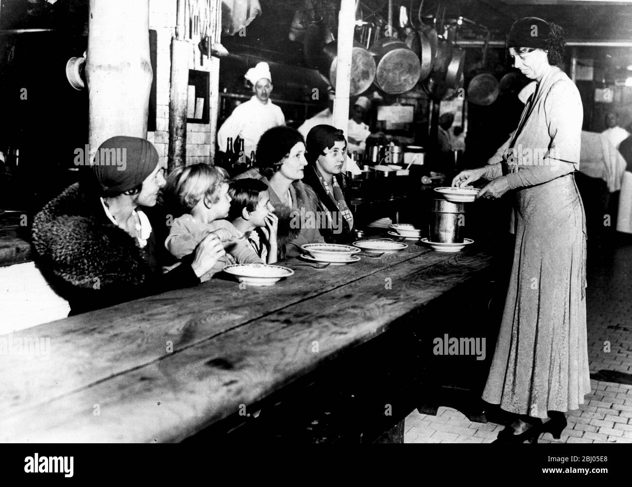 Eleanor Roosevelt serving soup to unemployed at the Grand Central restraunt in New York. - 13th December 1932 Stock Photo