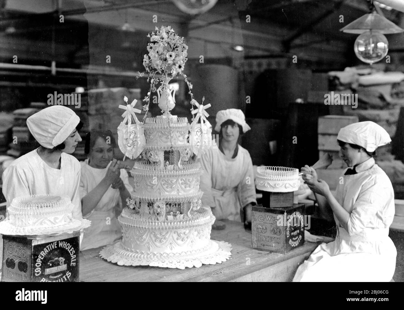 Decorating Cake Black And White Stock Photos Images Alamy Decorating Cake Black And White Stock Photos Images Alamy