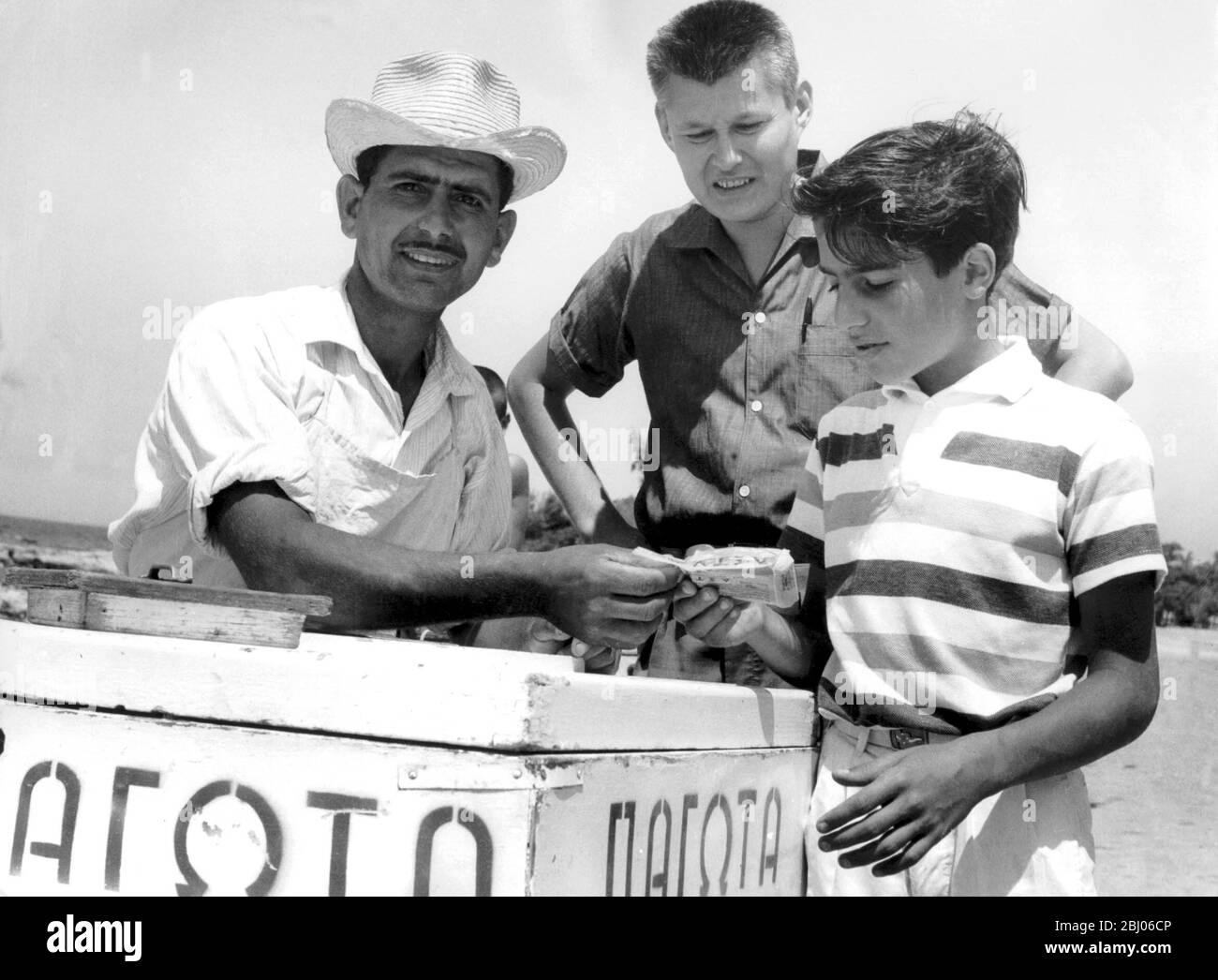 Alexander Onassis buys an ice-lolly from a street vendor in Athens Stock Photo