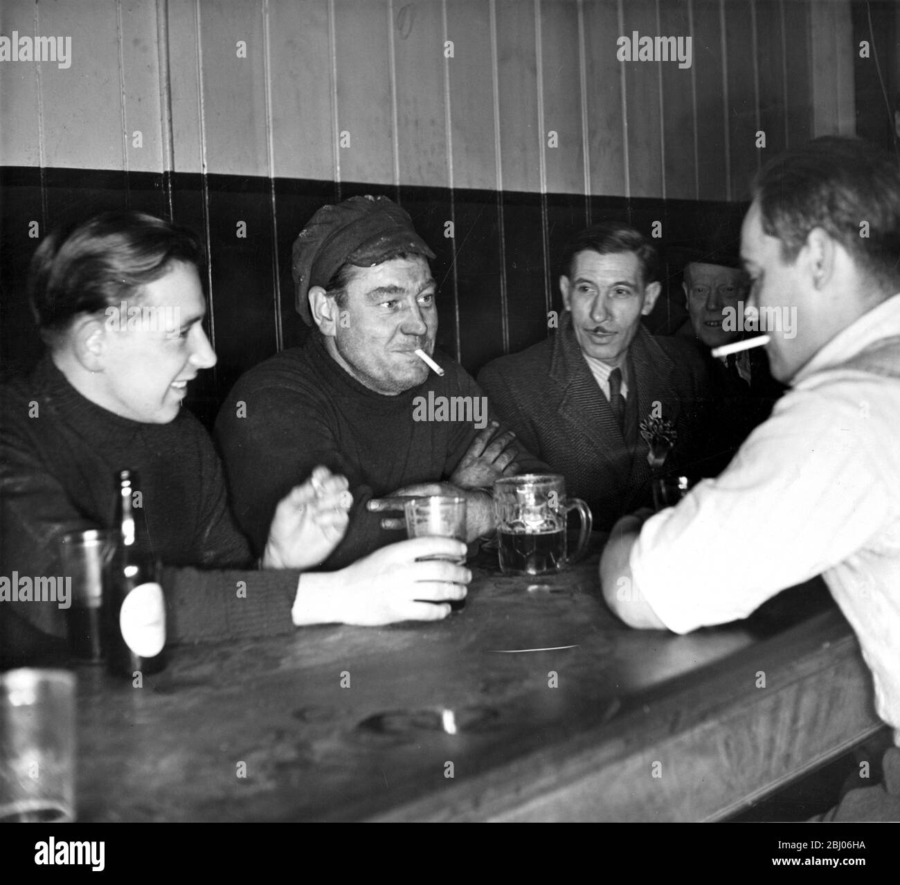 Men drinking beer in pub - male bonding - 1951 - Stock Photo