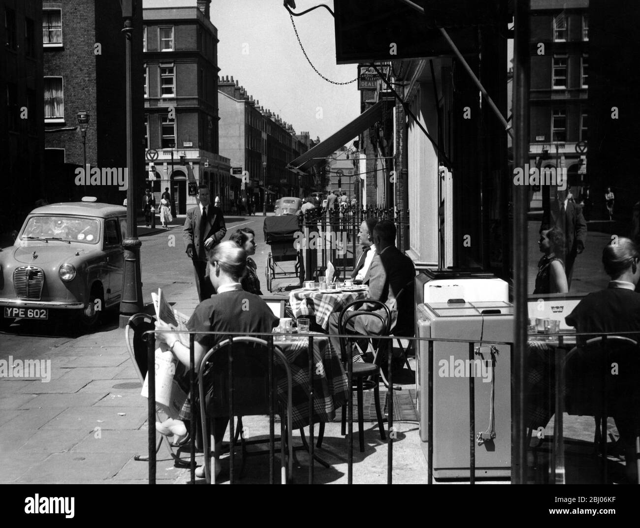 Outdoor cafe in Bloomsbury. Marchmont Street. London Stock Photo
