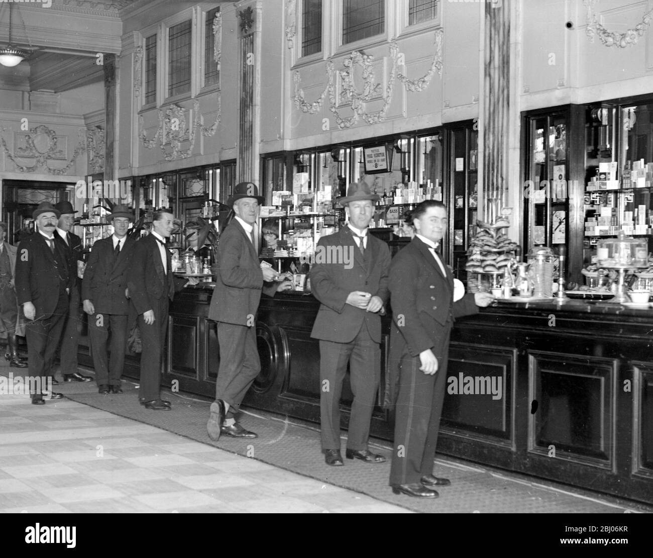 Waterloo station the refreshment bar . 13 October 1926 Stock Photo