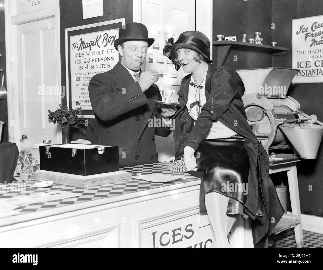 Mr Leslie Henson and Miss Dorothy Dickson at the Women's Exhibition at Olympia. - 20 April 1923 - - - - - - - - - - - - - Stock Photo