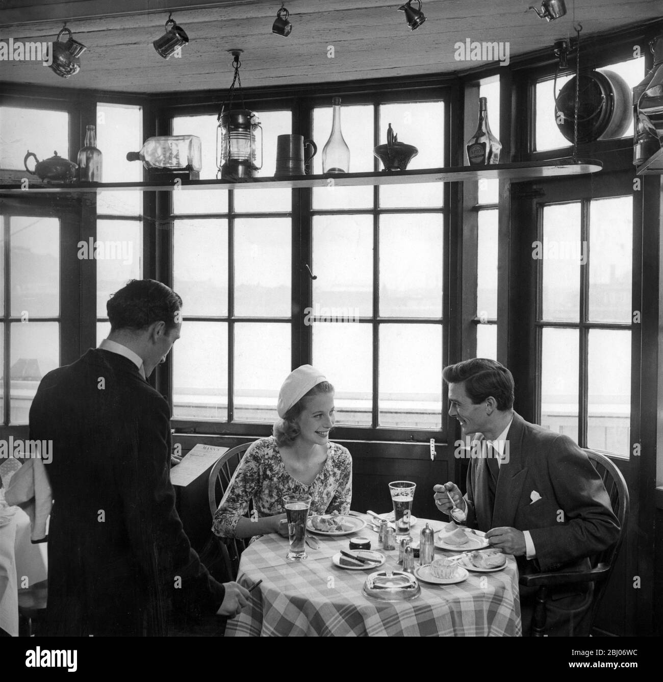 Couple enjoying a meal at the Prospect of Whitby, Wapping Wall Stock Photo