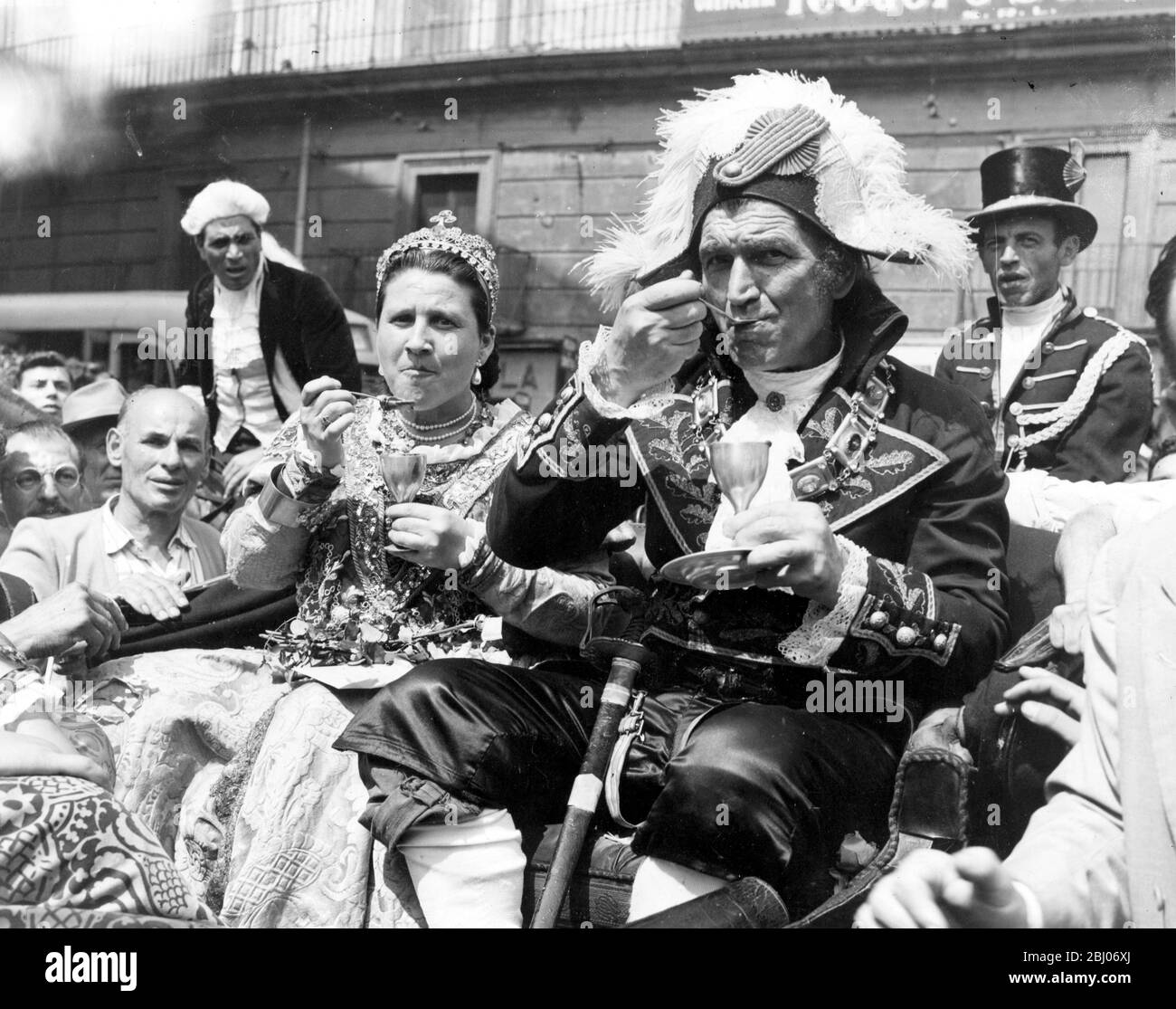 Naples , Italy . - celebrated the Annual Festival of the Dresses People  ( Festa Della Nzegna ) August 28th . - Giuseppe Pignatelli , as King Ferdinando IV and wife Maria as Queen Maria of Naples , eat an ice cream in their state carriage on their way to the waterfront . - September 1949 - - Stock Photo
