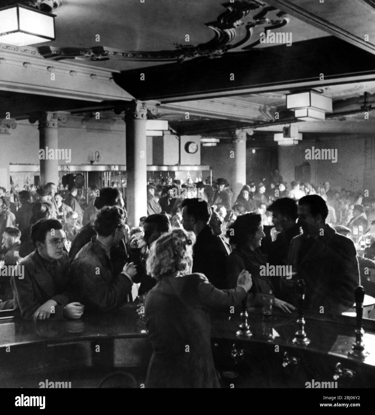 Whit Monday at the bar of the Palace Hotel, Southend, Essex. May 1948 Stock Photo