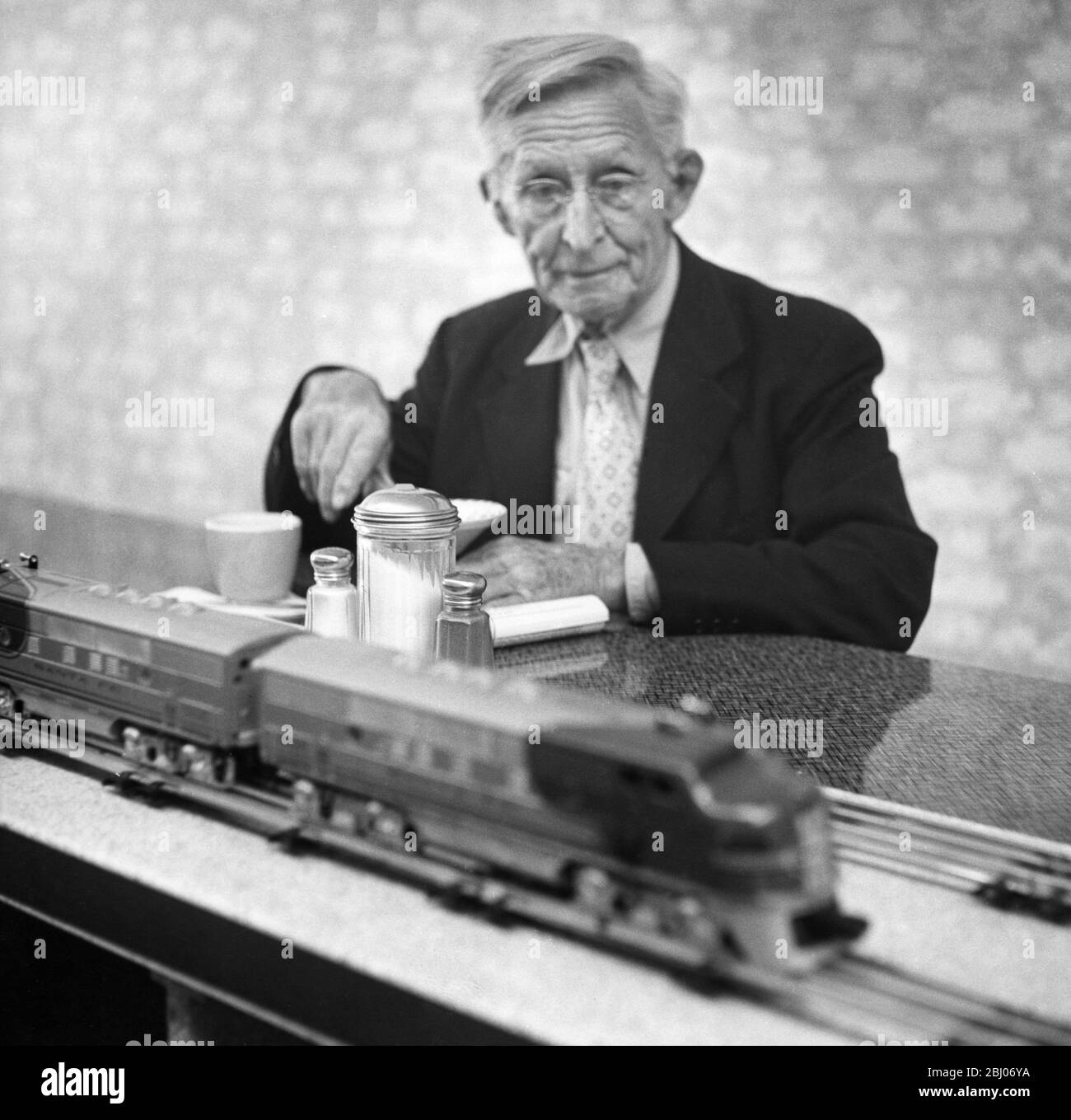 American diner with food delivered by model trains. The old , as well, as the young , are fascinated by Dondanville's Choo Choo - Van Nuys Choo Choo restaurant - California Stock Photo