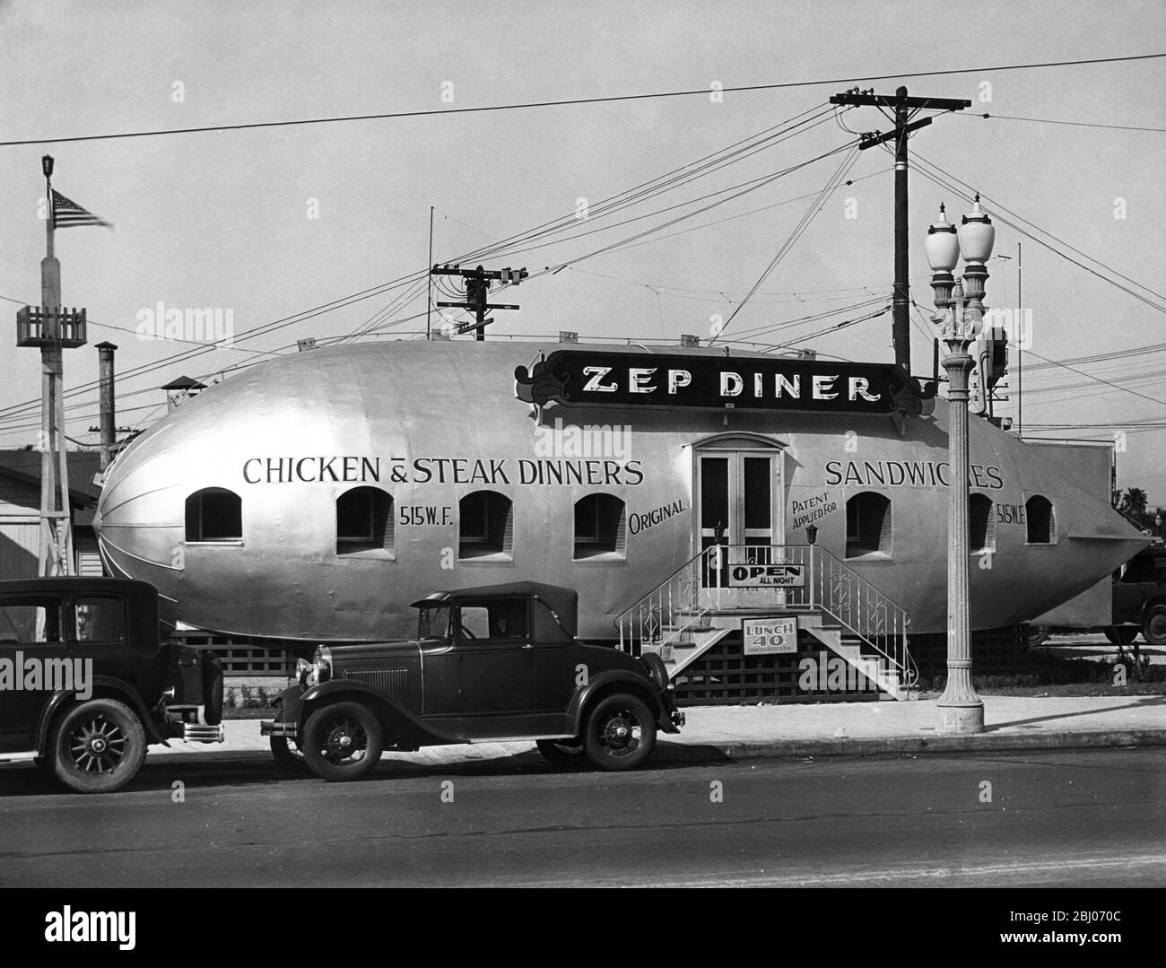 The Zep Diner , a popular eating place at Hollywood - Modelled on the lines of a Zeppelin - 1930s - Diner in Wilmington , California, near Los Angeles . (1930s) Stock Photo