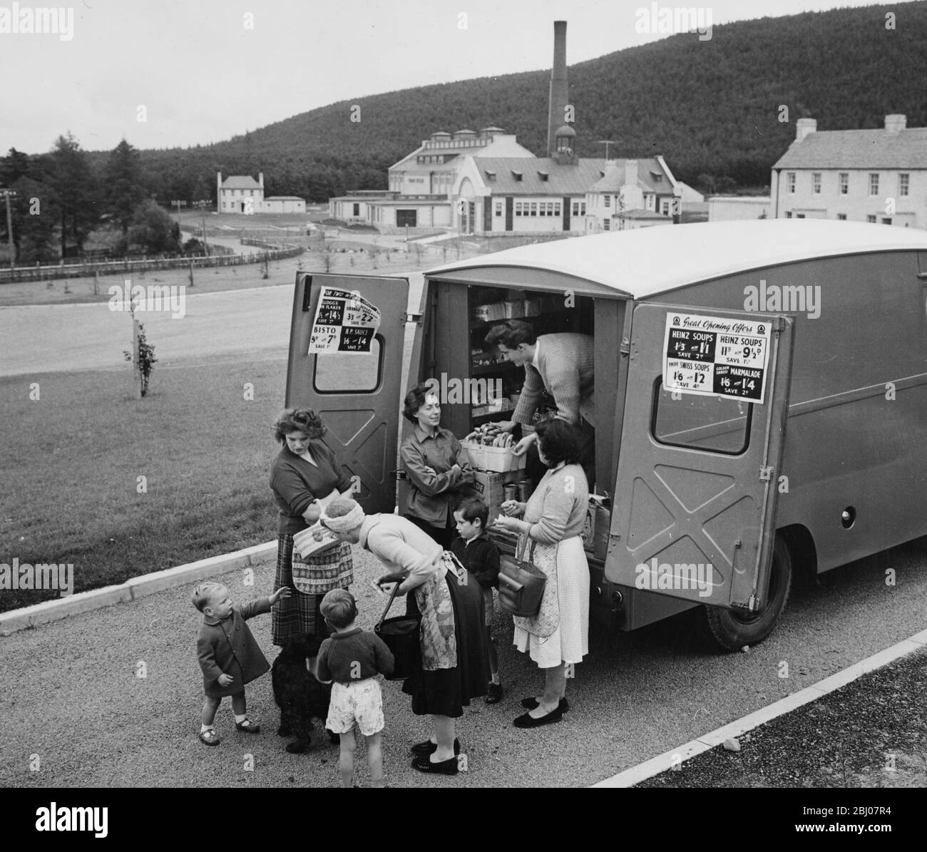 New distillery built with US capital. Wives of some of the distillery workers do their shopping from the mobile shop which visits the community daily at Tormore, Speyside. - [Shops, shopping, food, rural, remote area, industry, whiskey] - 6 October 1960 Stock Photo