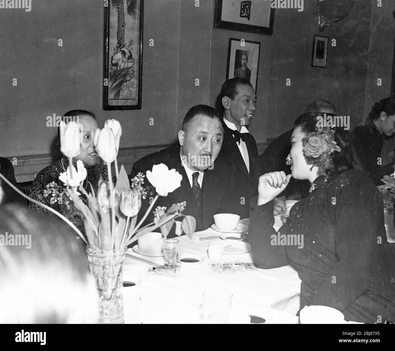 General Wei Li Huang in conversation with a member of the Chinese colony Miss Doris. S. Tan during a dinner at a Chinese restaurant in Wardour Street, to commemorate his service to the Burma campaign by the Chinese Chamber of Commerce. - 6 May 1947 Stock Photo