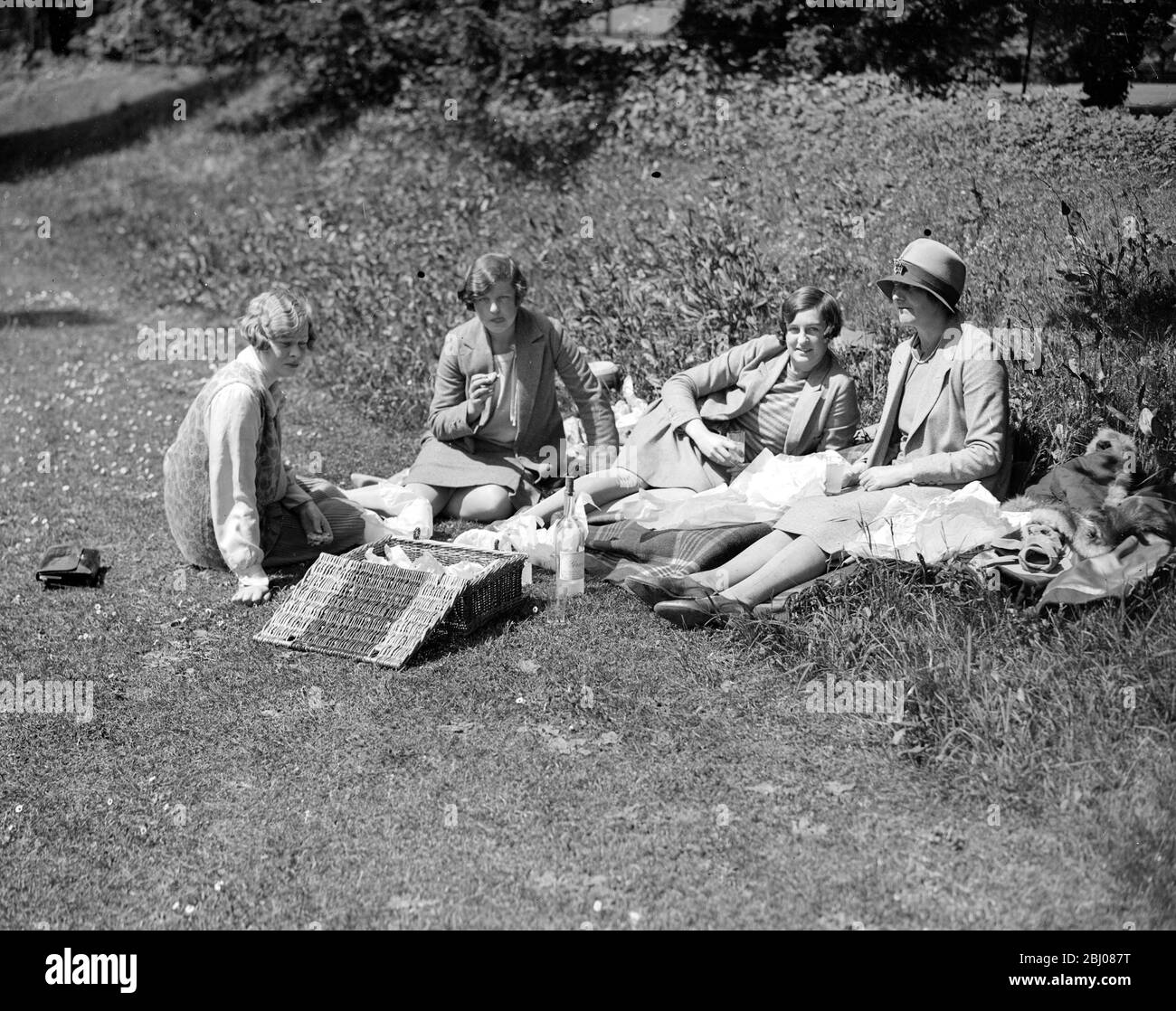 Picnic Parties - At Phyllis Court, Henley on Thames , Oxfordshire - 11 May 1927 - Stock Photo