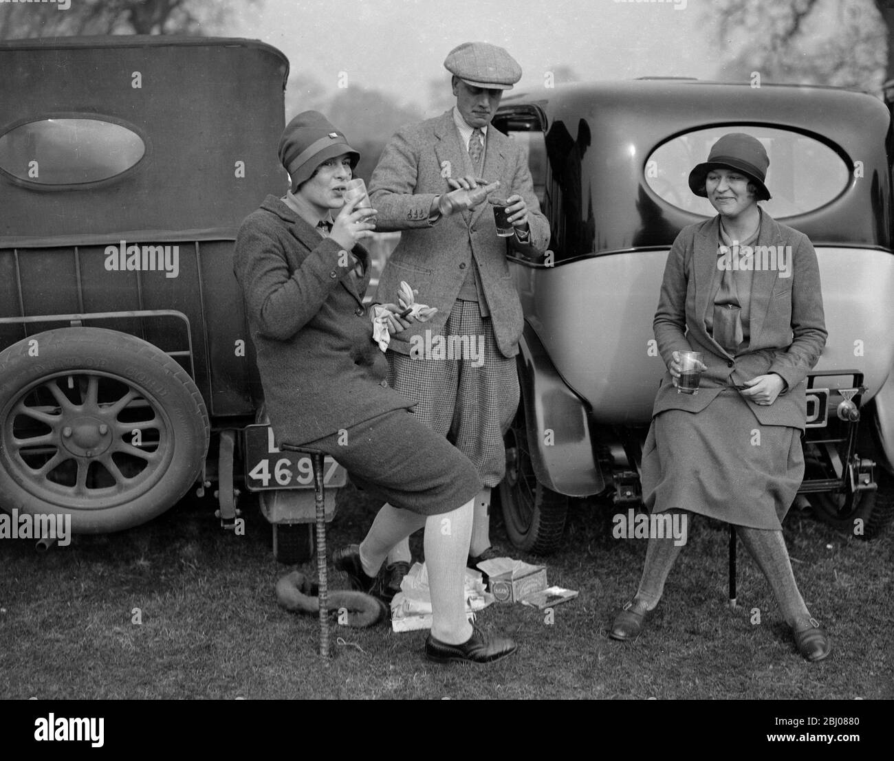 New College and Magdalen Point To Point Chases at Oddington . - Major Osbourne and the Misses I and S Weatherby enjoying their picnic . - 1920s - - Stock Photo