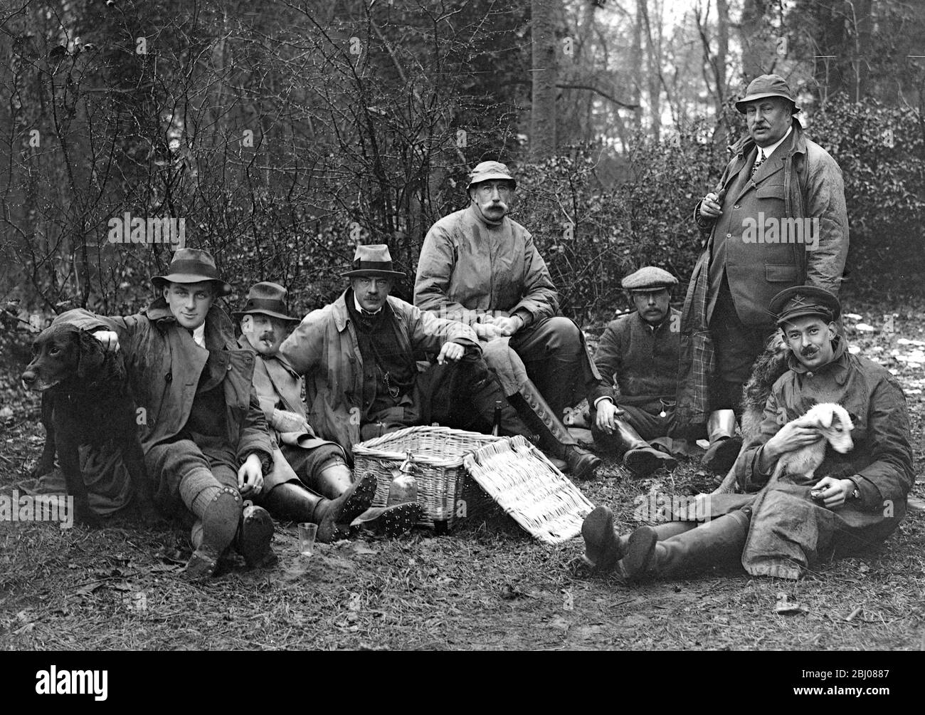 Shooting party at a country estate in Norfolk - Lunch in the woods. - 19 January 1918 Stock Photo