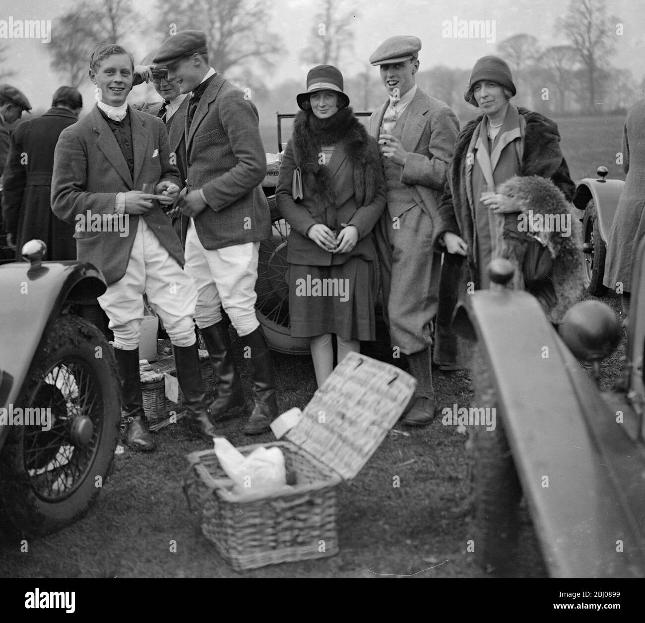 Christ Church & Bullingdon Club Point to Point at Stockham Farm , Wantage . - Honorable Henry Douglas - Home ( left ) , Miss Jean Dundas , Mr Beresford Peirse < Lady Guilford . - 1928 - Stock Photo