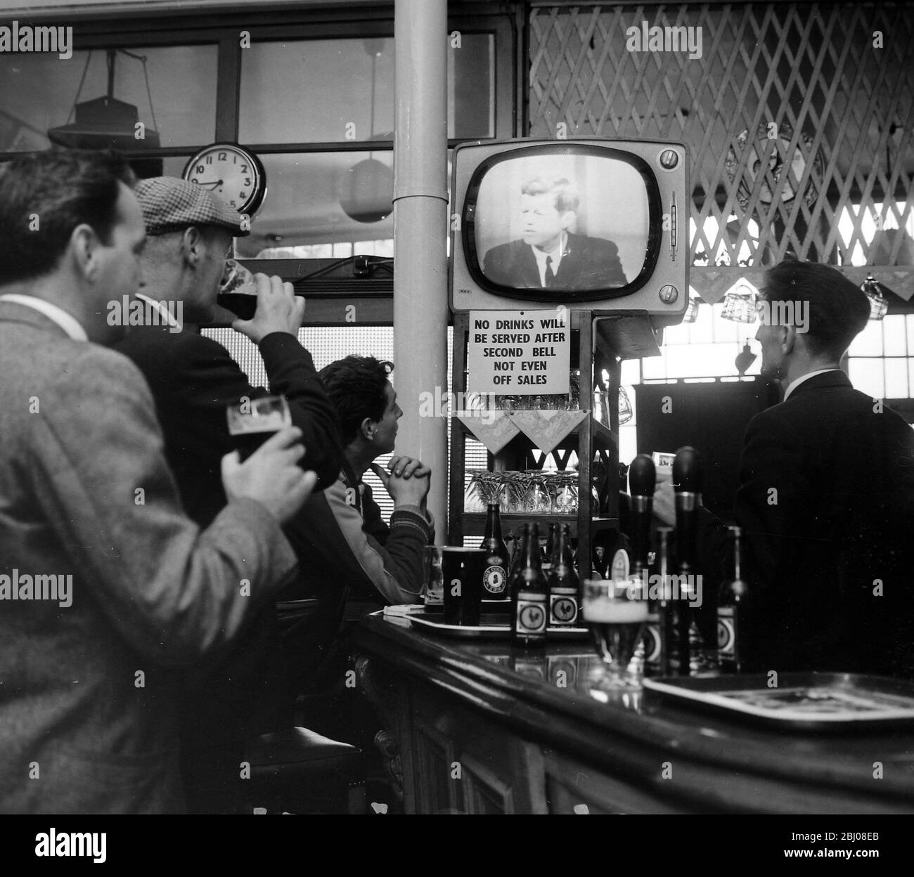 US AMERICAN PRESIDENT JOHN F KENNEDY ON TELEVISION IN A PUB IN LONDON / ; - 23 JULY 1962 Stock Photo